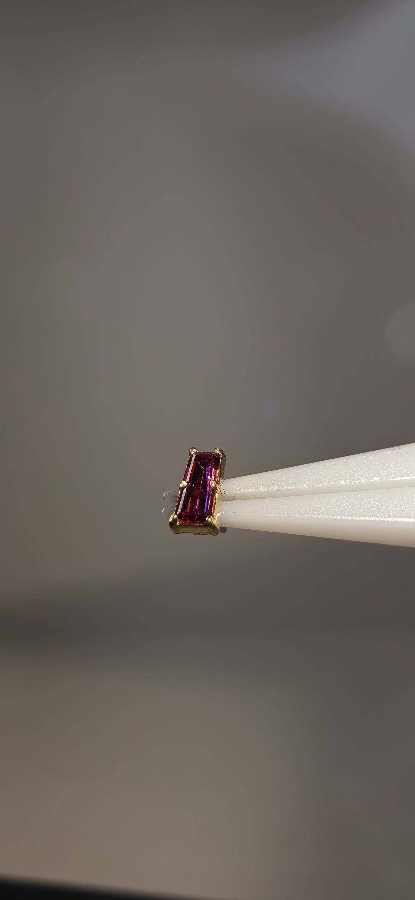 Baguette rosa en oro de 18k con cristales Swarovski.