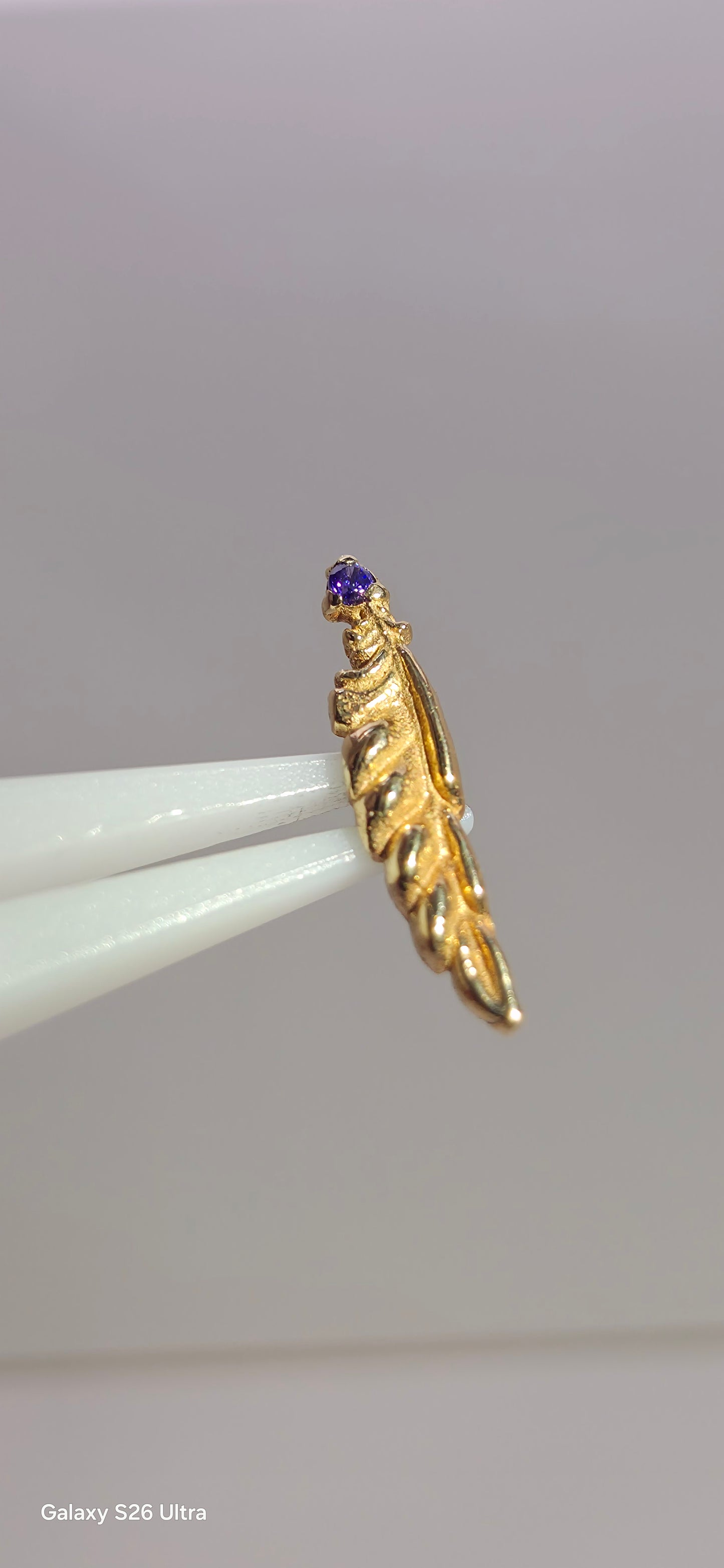 Pluma en oro de 14k con cistal Swarovski blanco o morado