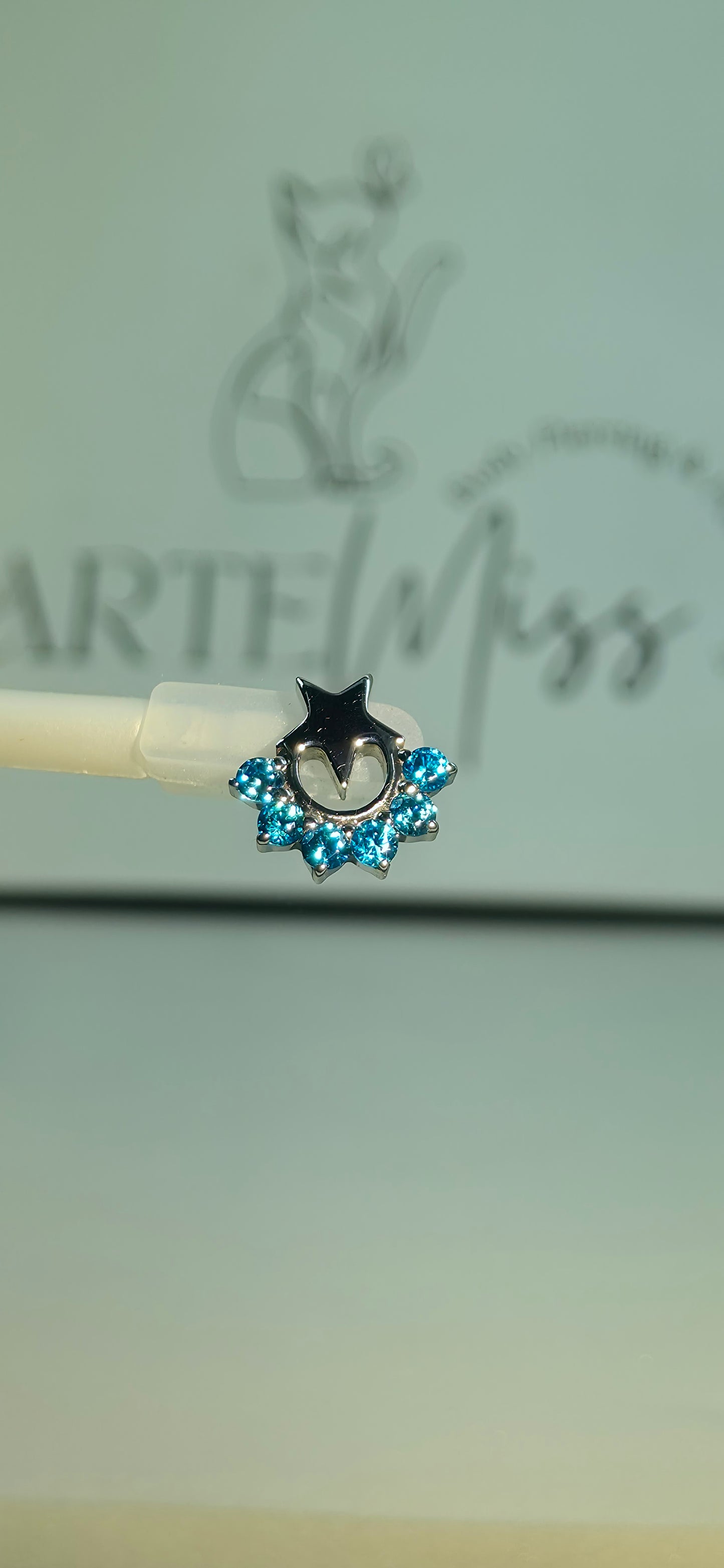 Top de Titanio con forma de estrella e incrustaciones de zirconia