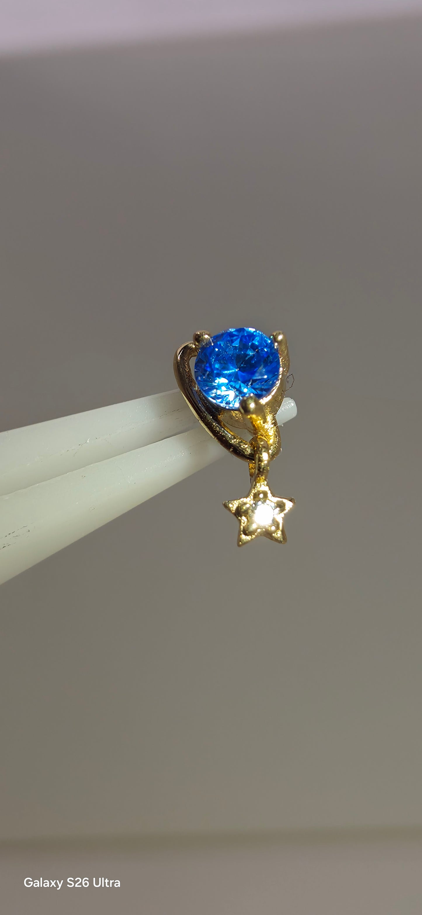Planeta azul con colgante de estrella en oro de 14k