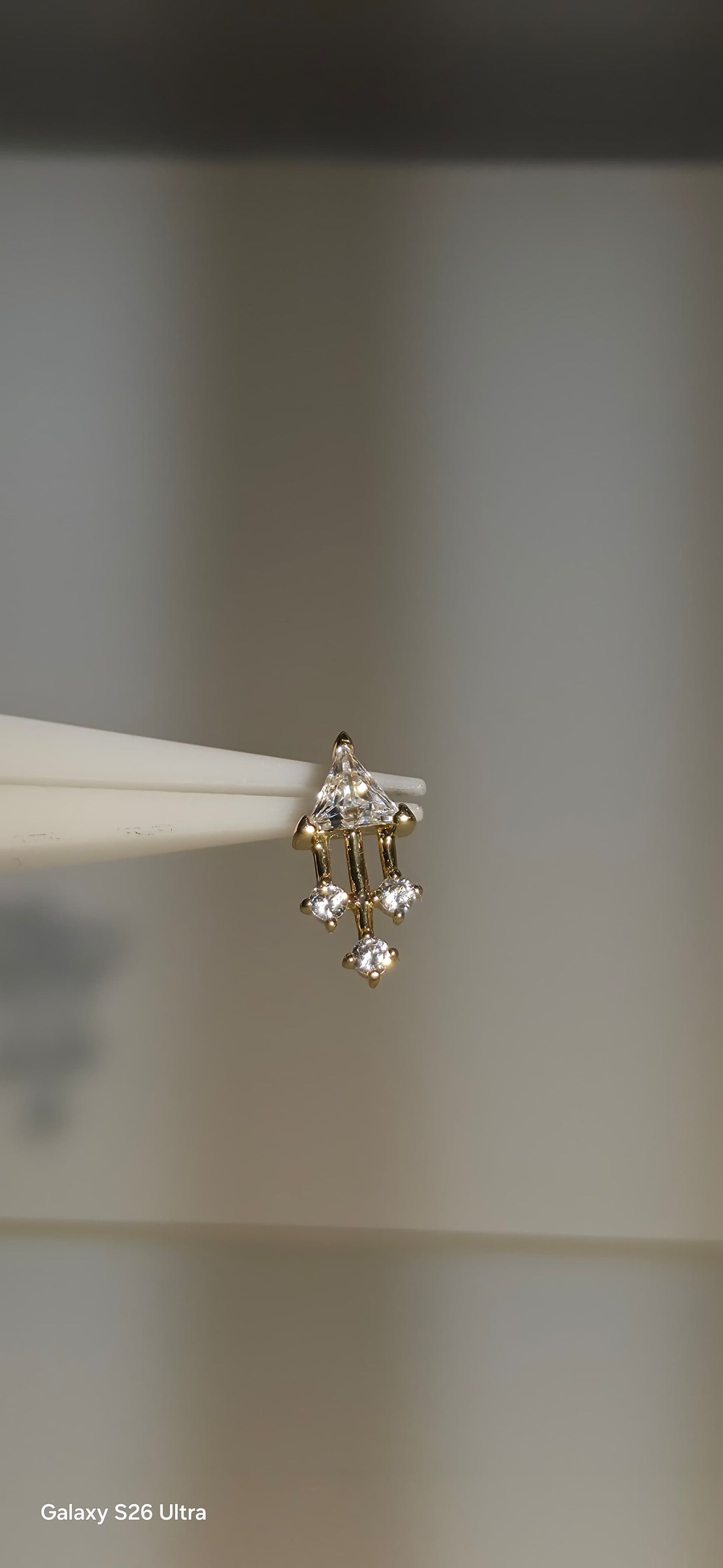 Pieza de oro solido de 14k con incrustaciones de zirconia