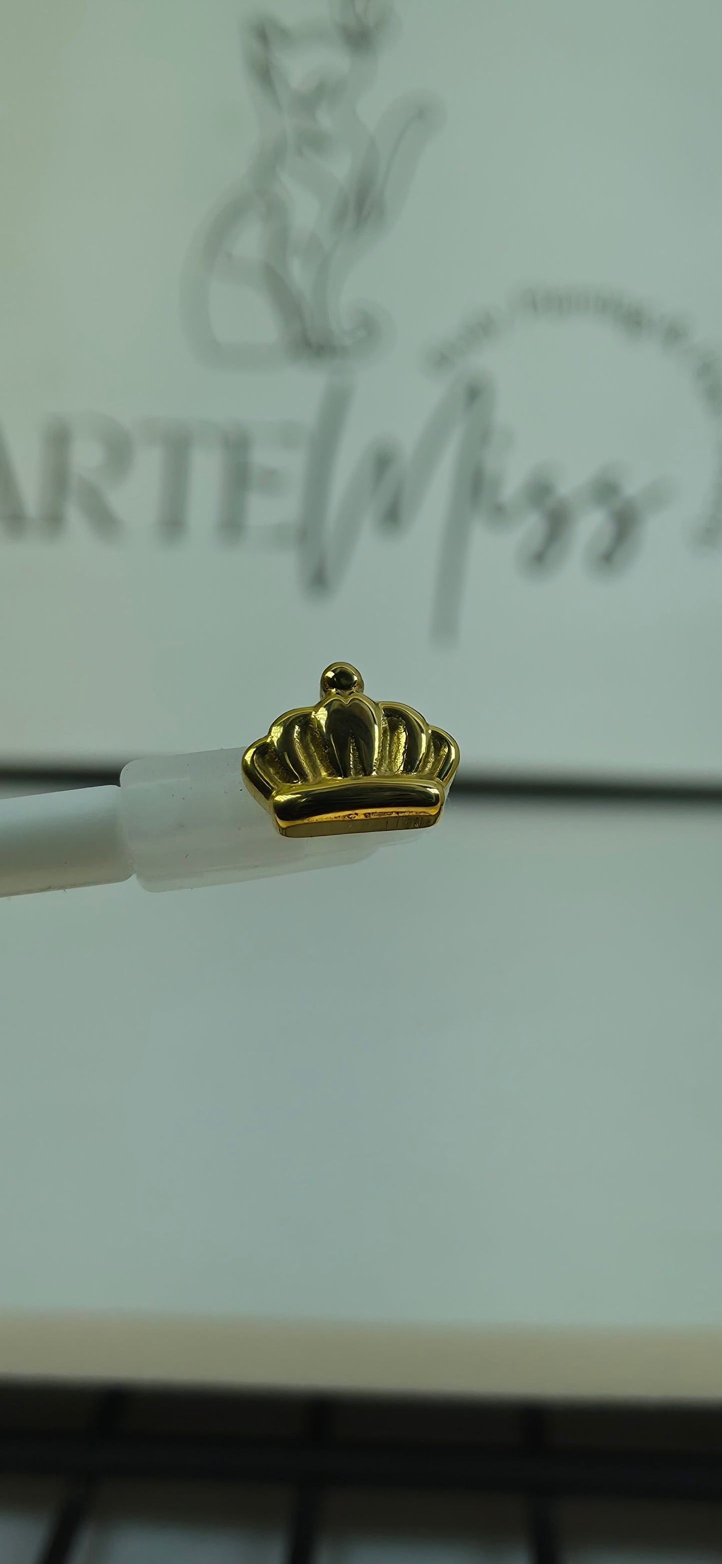 Top de Titanio en forma de  corona