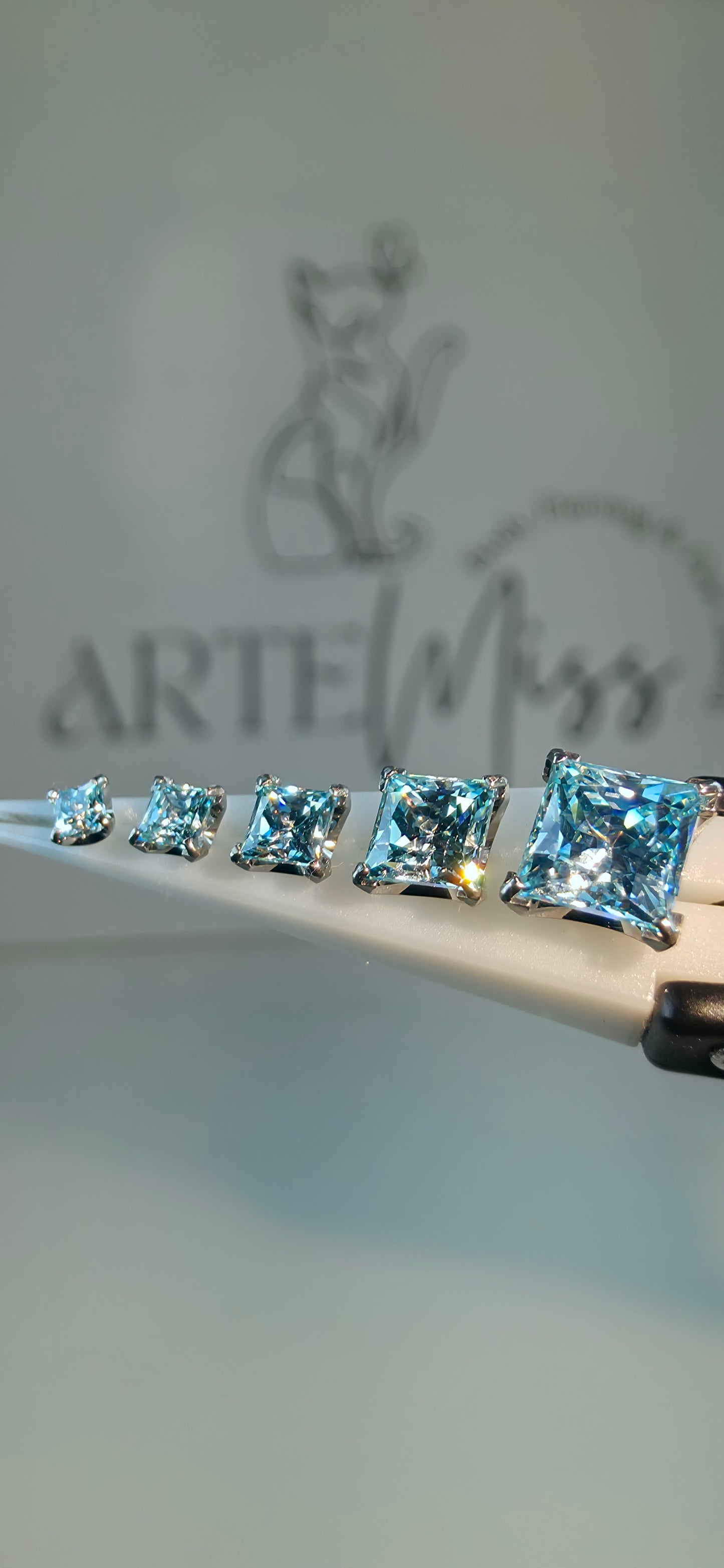 Swarovski cúbicos  de la marca NeoMetal