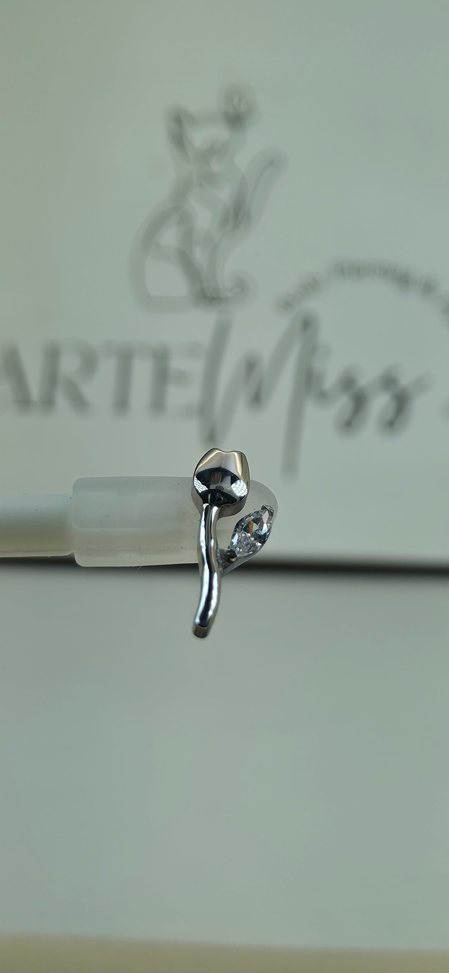 Top de Titanio en forma de tulipan con zirconia