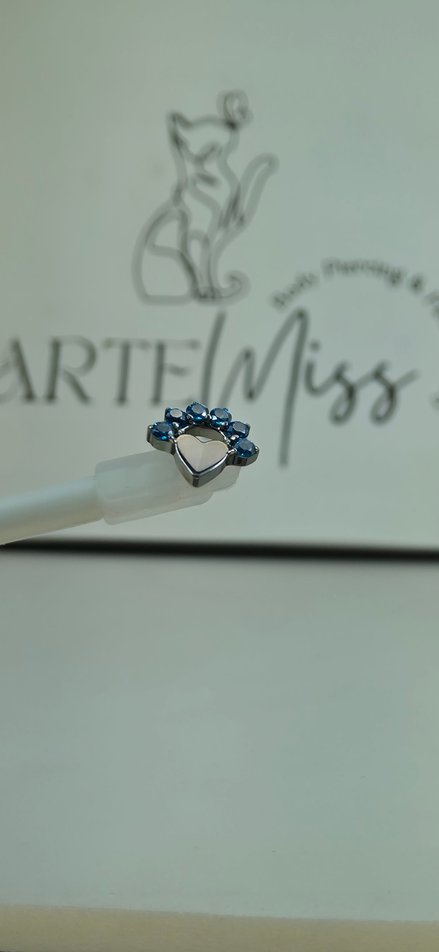 Top de Titanio en forma de corazon con incrustaciones de zirconia