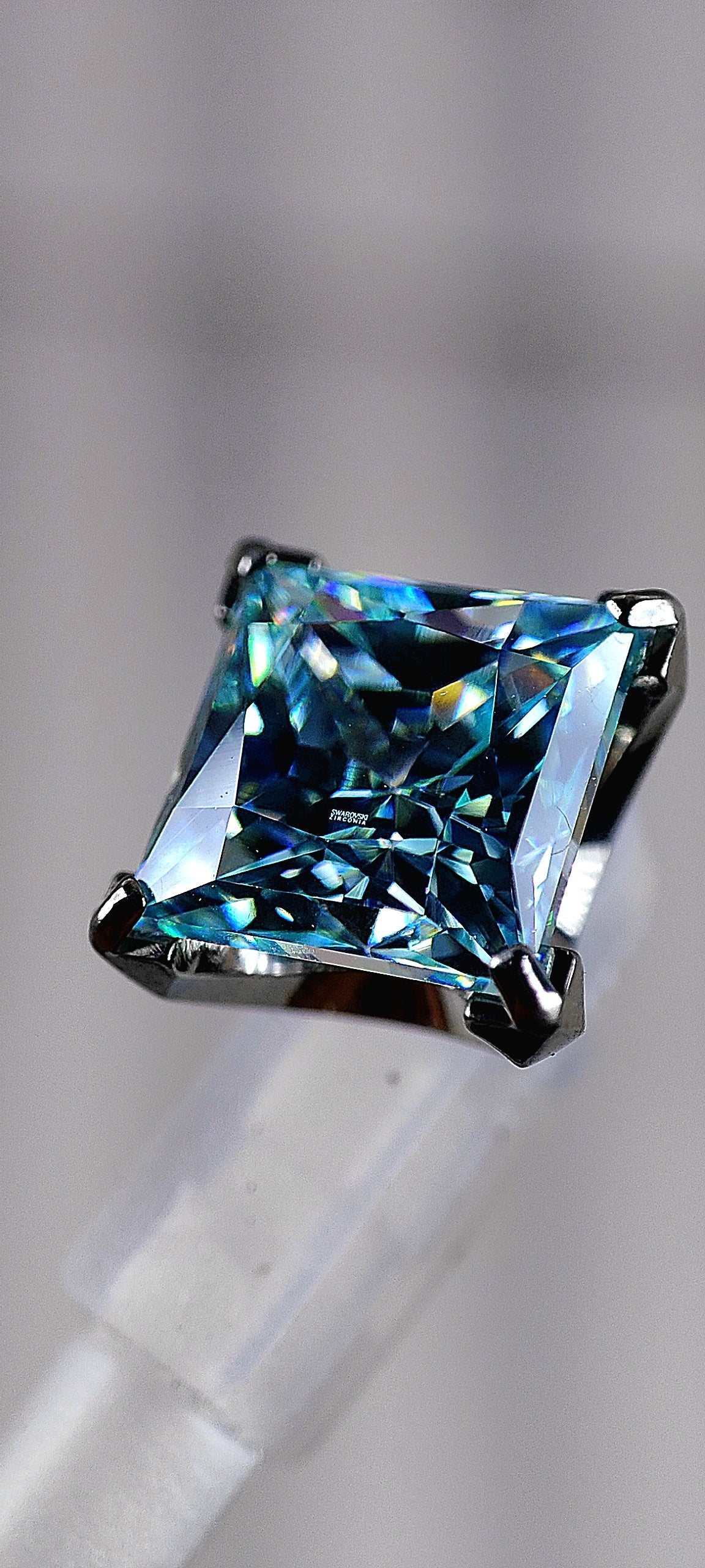 Swarovski cúbicos  de la marca NeoMetal