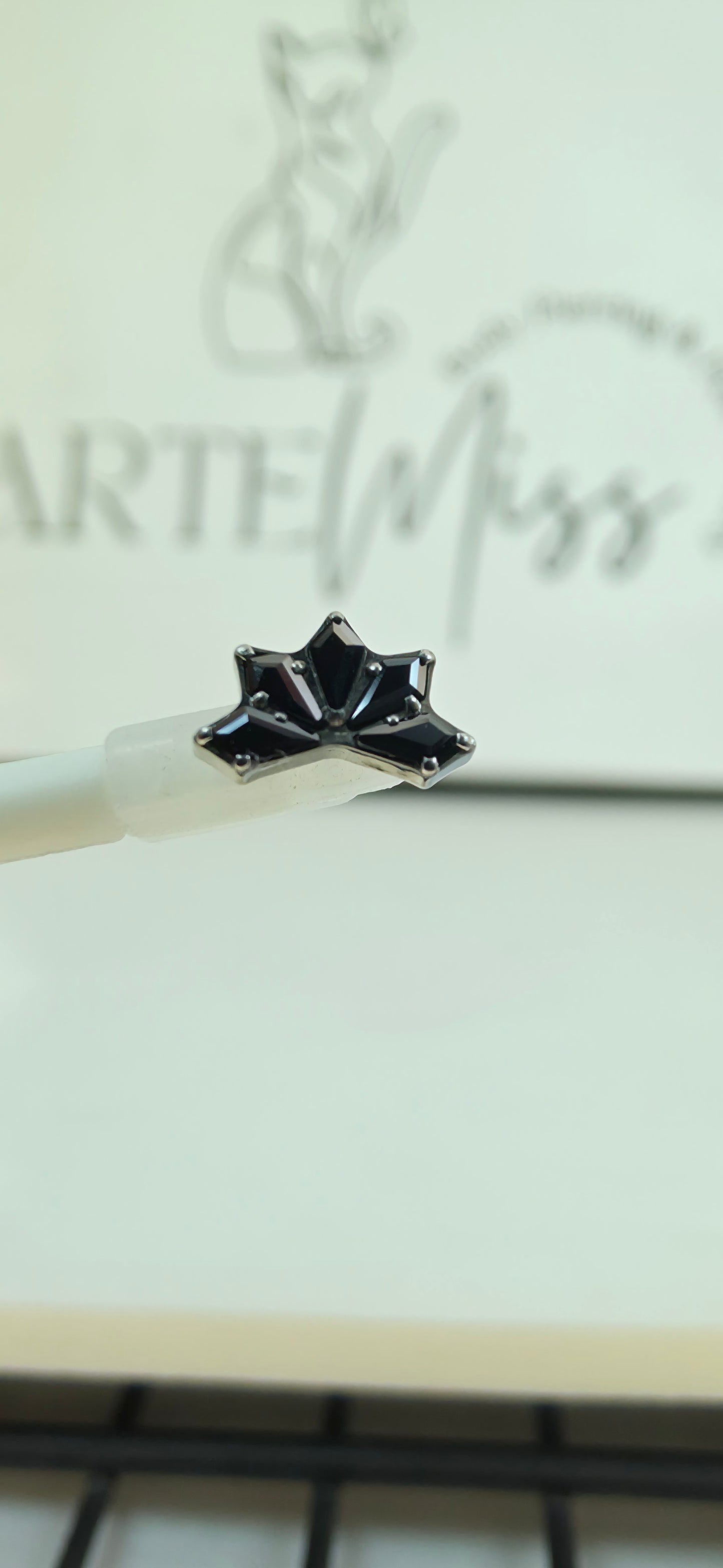Cluster de Titanio con incrustaciones de zirconia en color negro