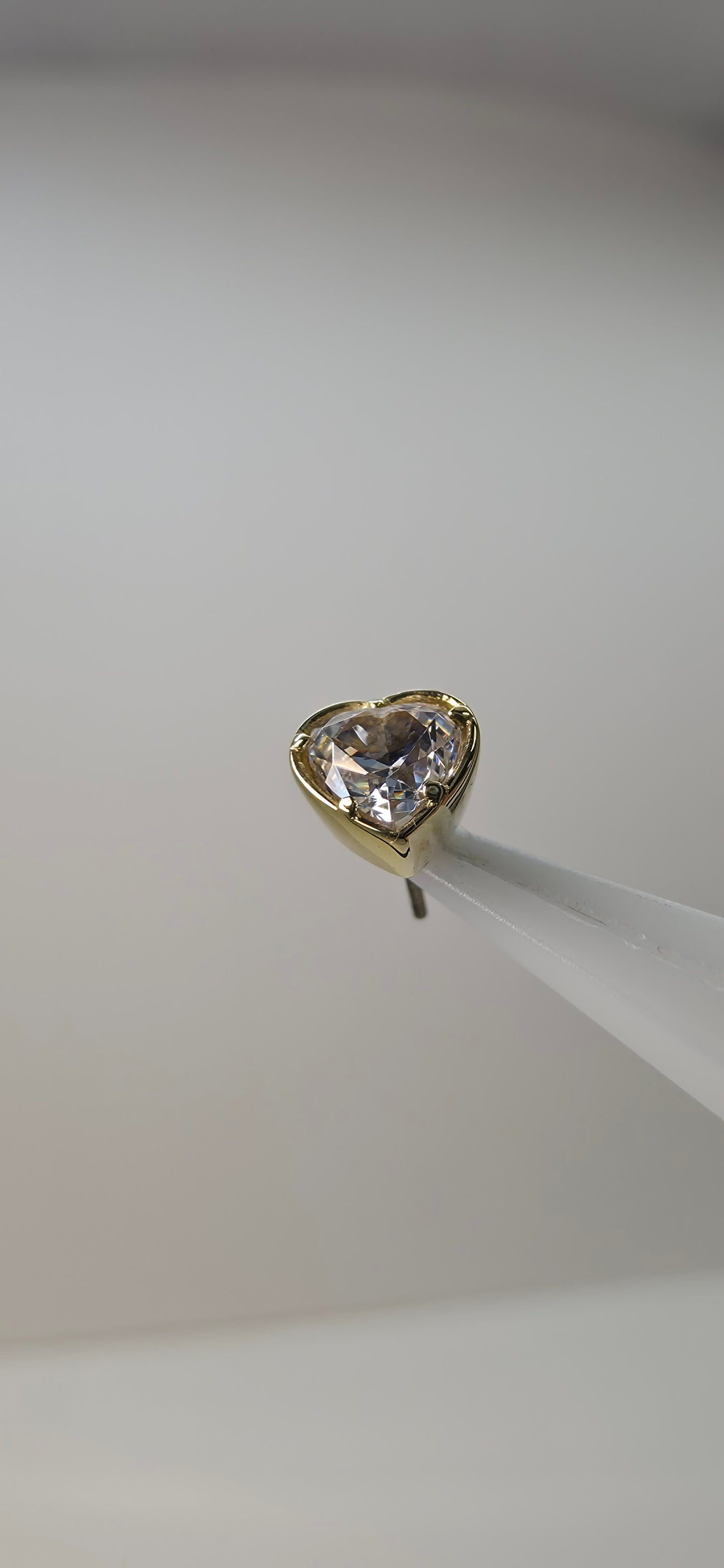 Corazón en oro de 18k con cristal Swarovski