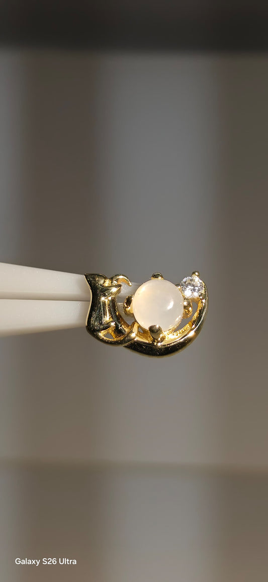 Gato en media luna con piedra luna en oro solido de 14k