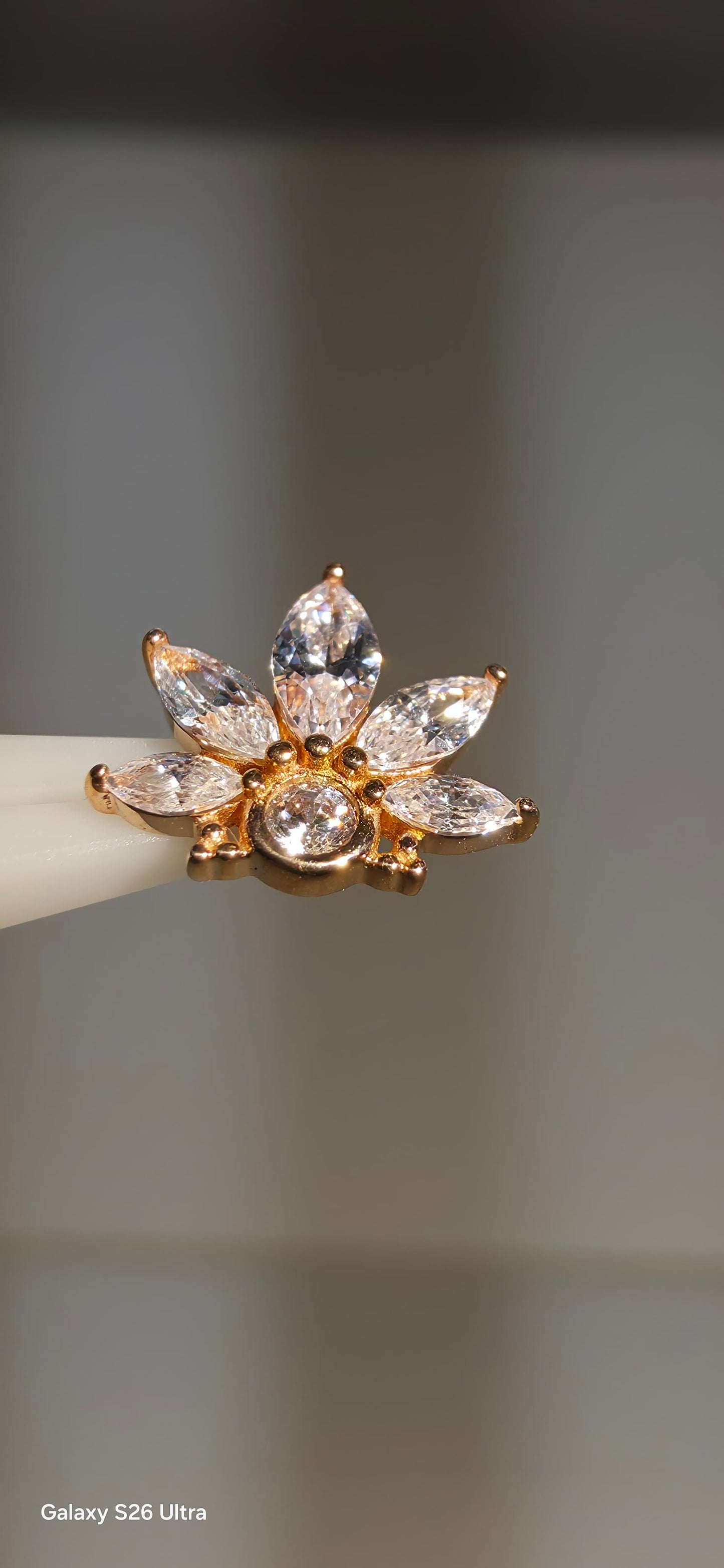 Oro rosa solido de 14k con cristales de zirconia