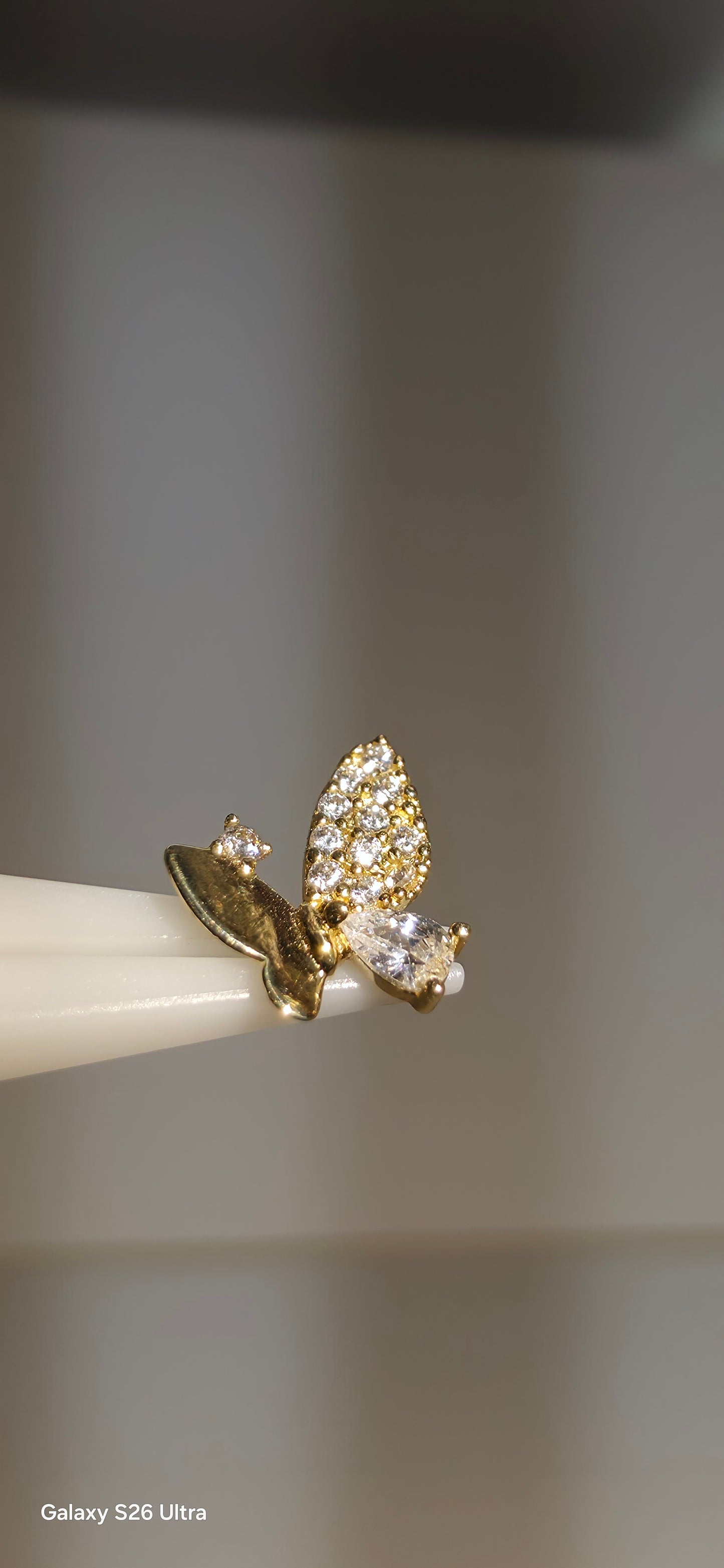 Mariposa oro solido 14k con incrustaciones de zirconia
