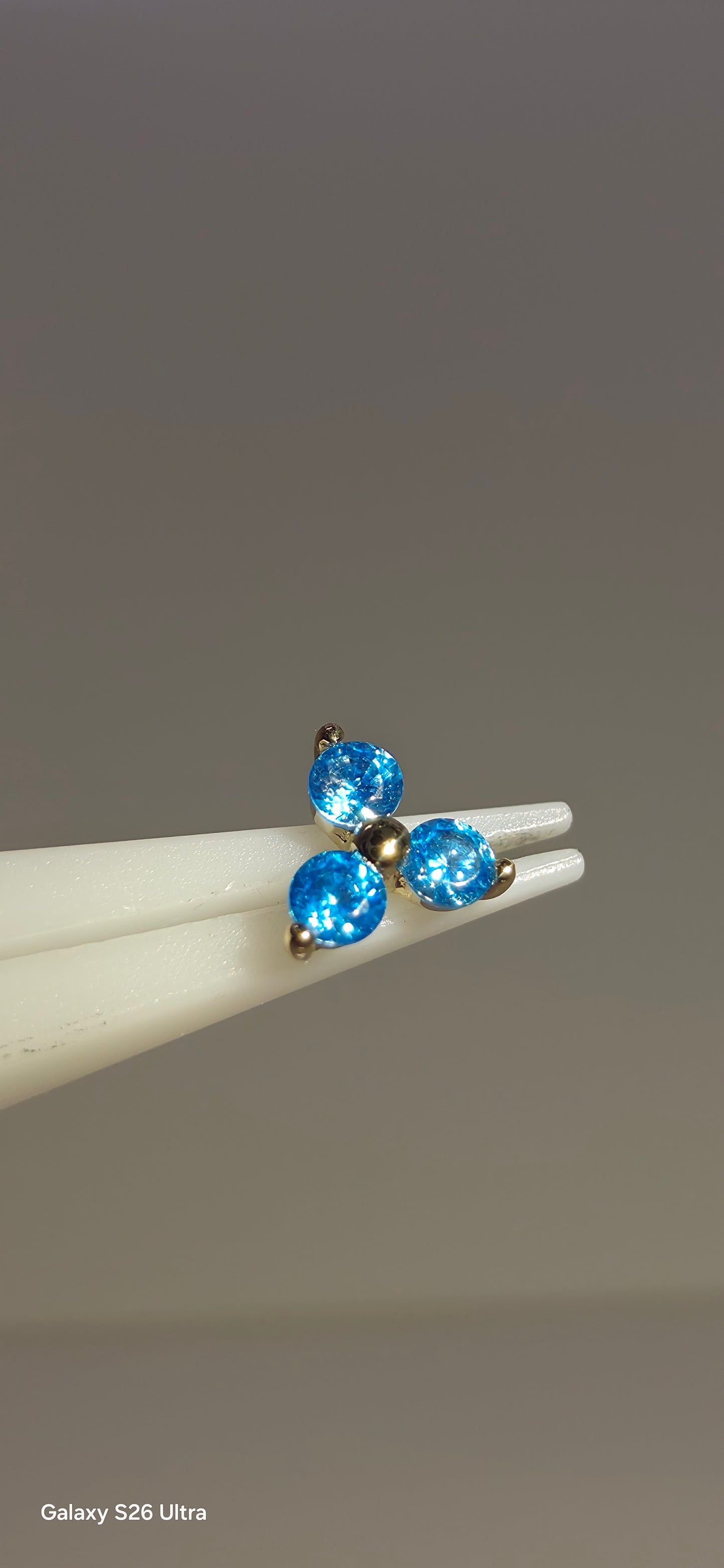 Trinity azul en oro de 14k 4.5mm