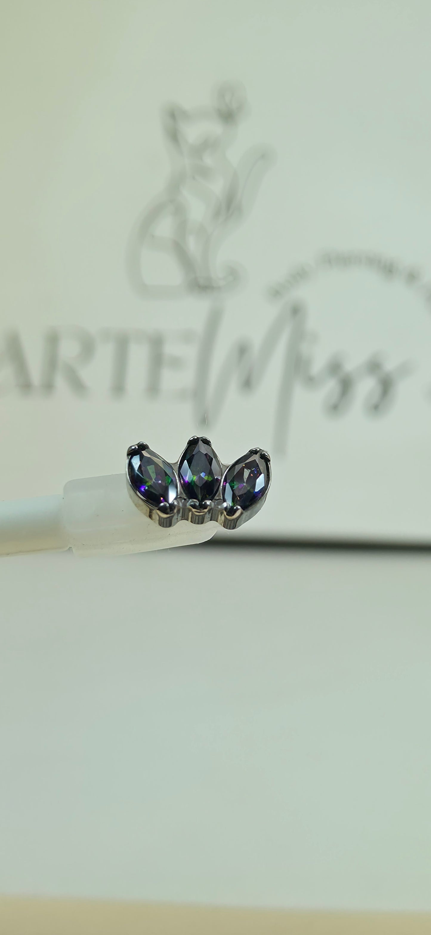 Cluster de Titanio triple marquise vitral