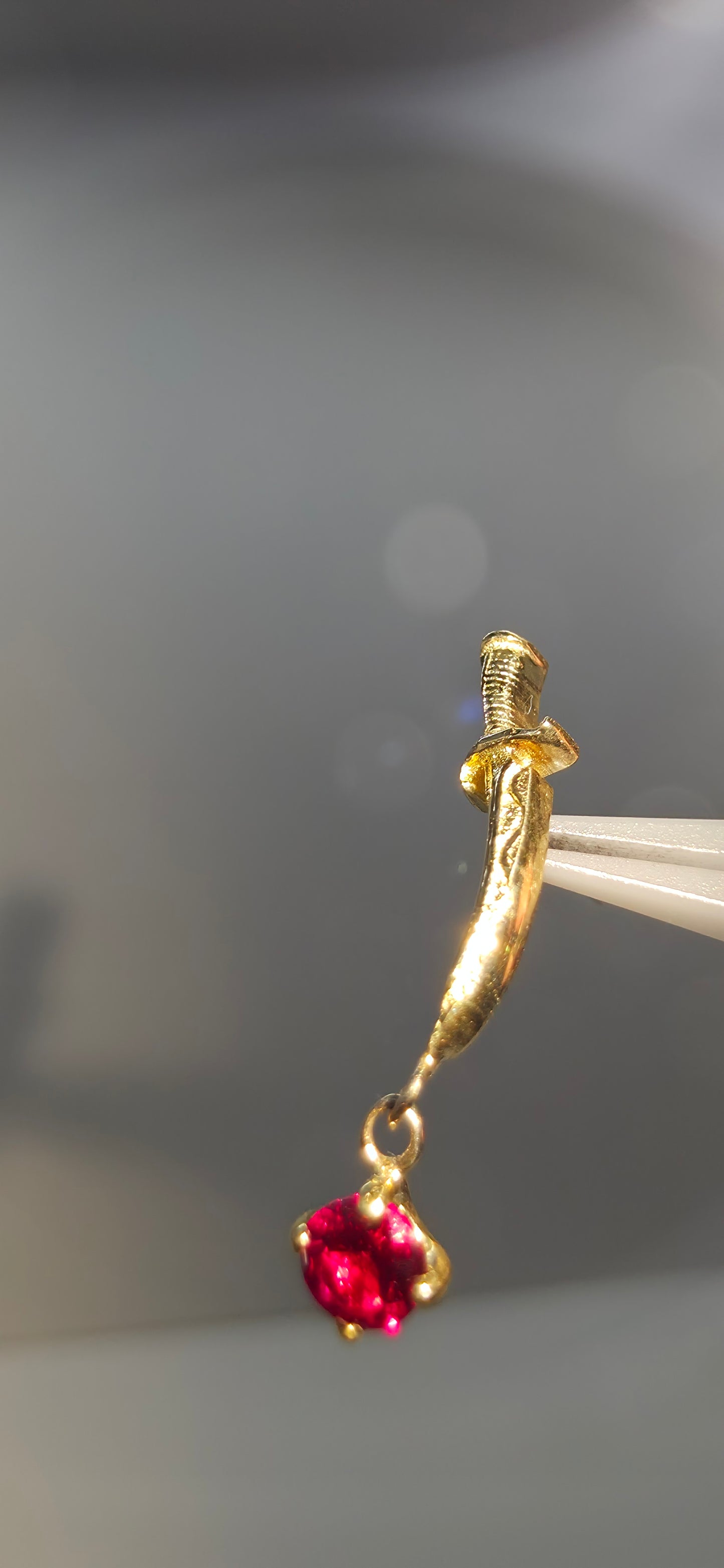 Daga en oro solido con colgante en cristal Swarovski en oro de 18k