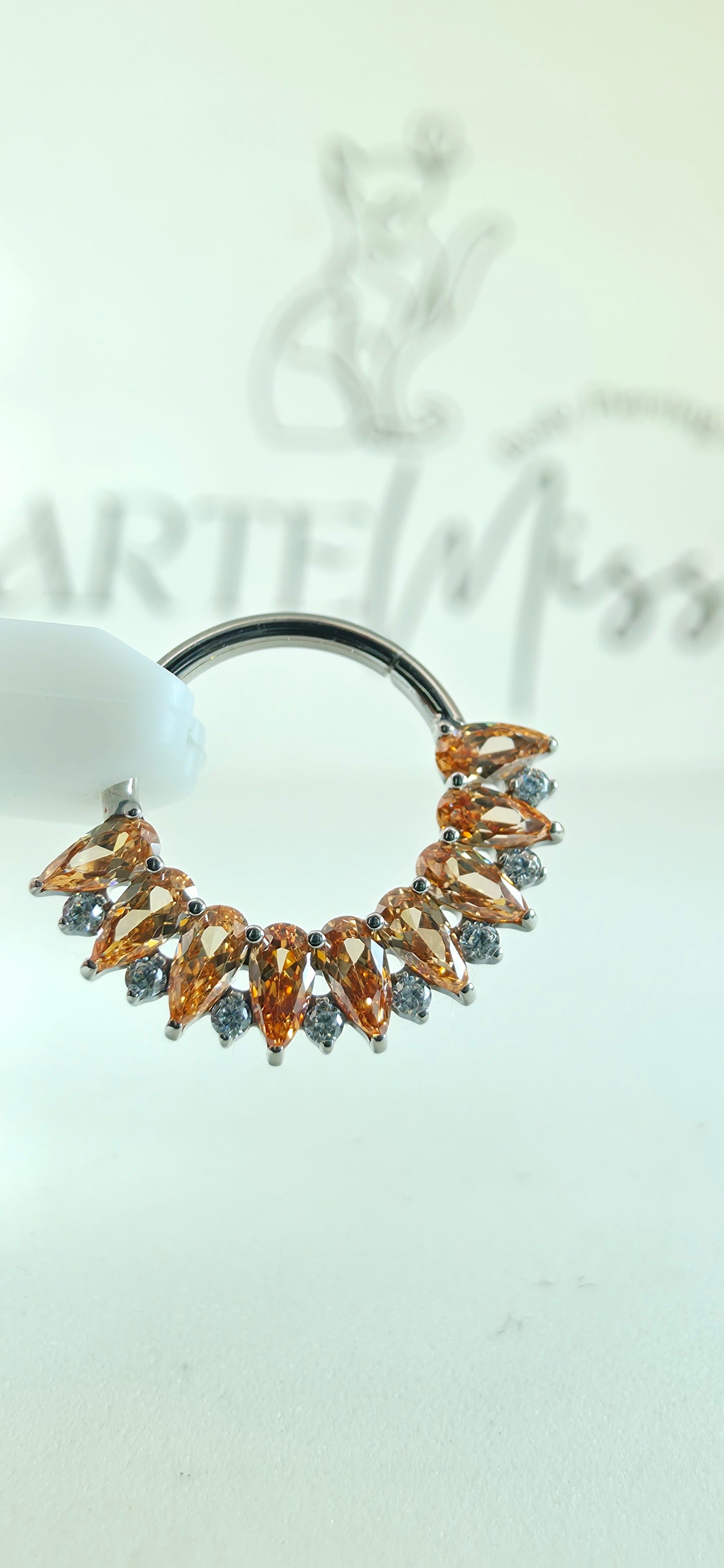 Clicker de Titanio con incrustaciones de zirconia champagne