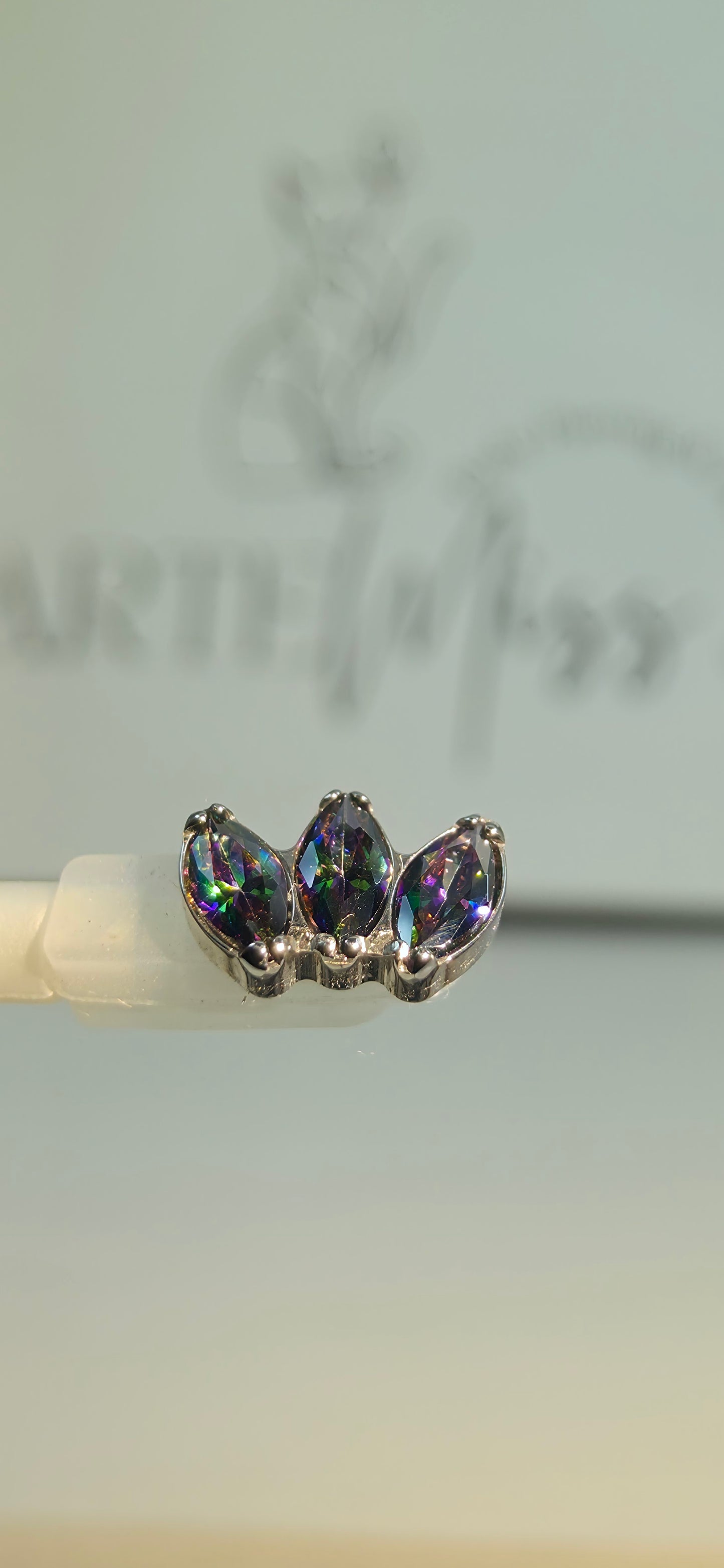 Cluster de Titanio triple marquise vitral