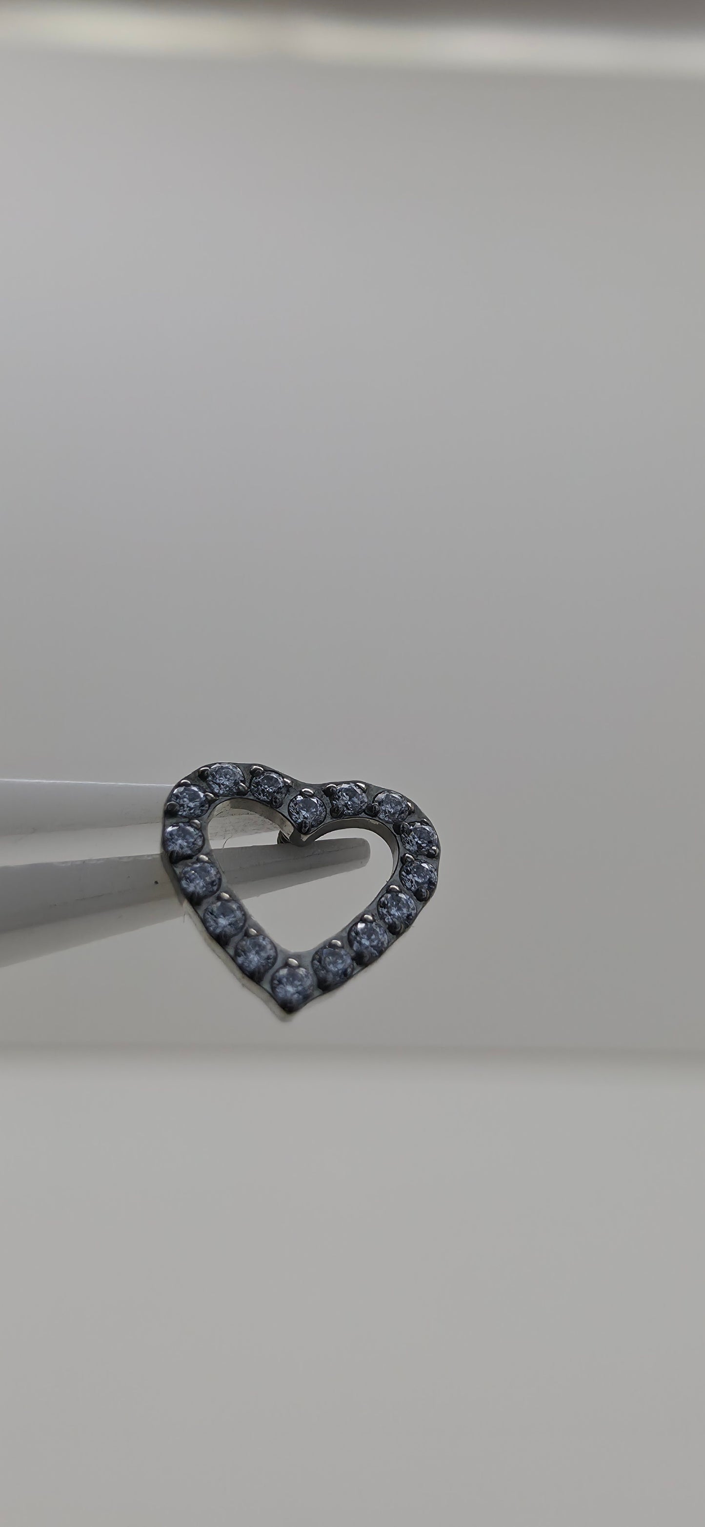 Piercing Labret Titanio figura corazón con incrustaciones