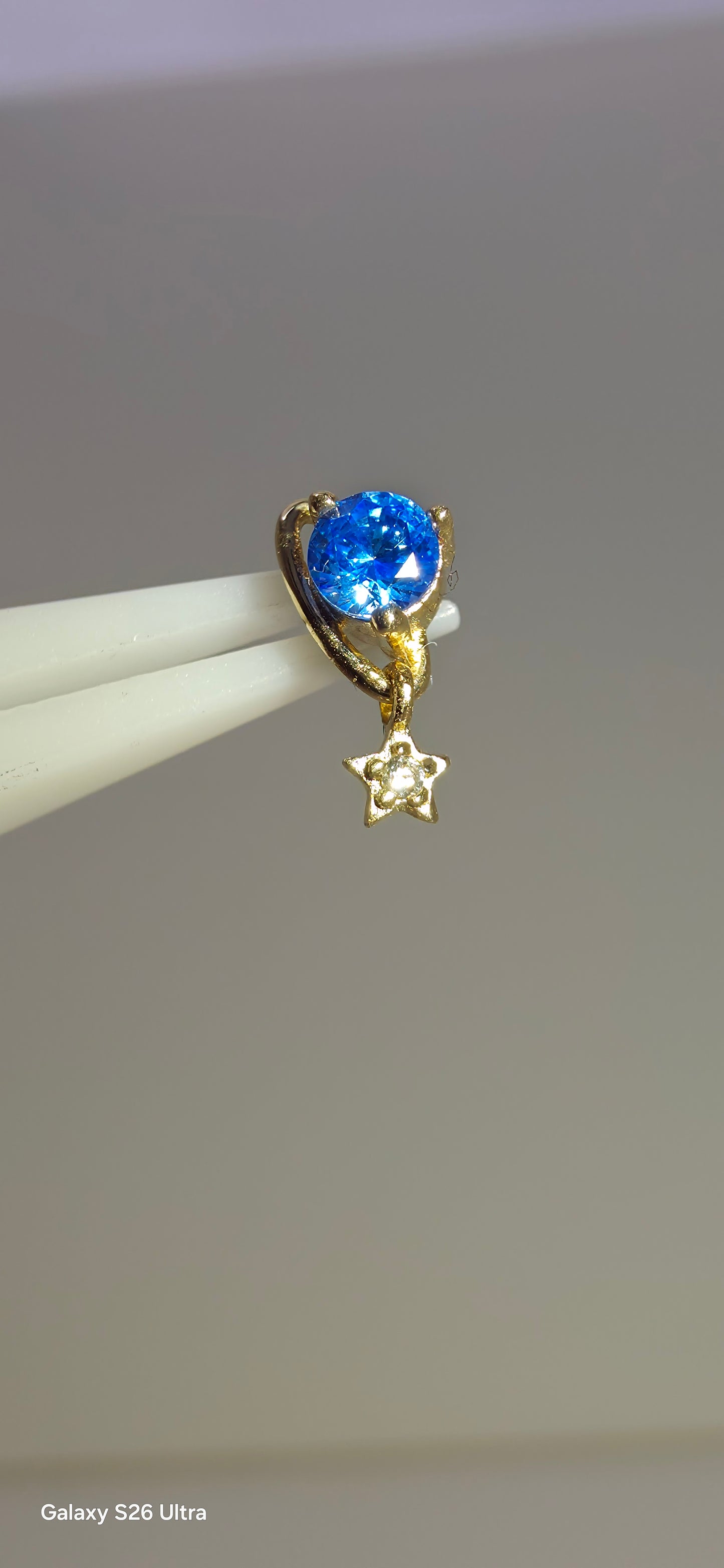 Planeta azul con colgante de estrella en oro de 14k