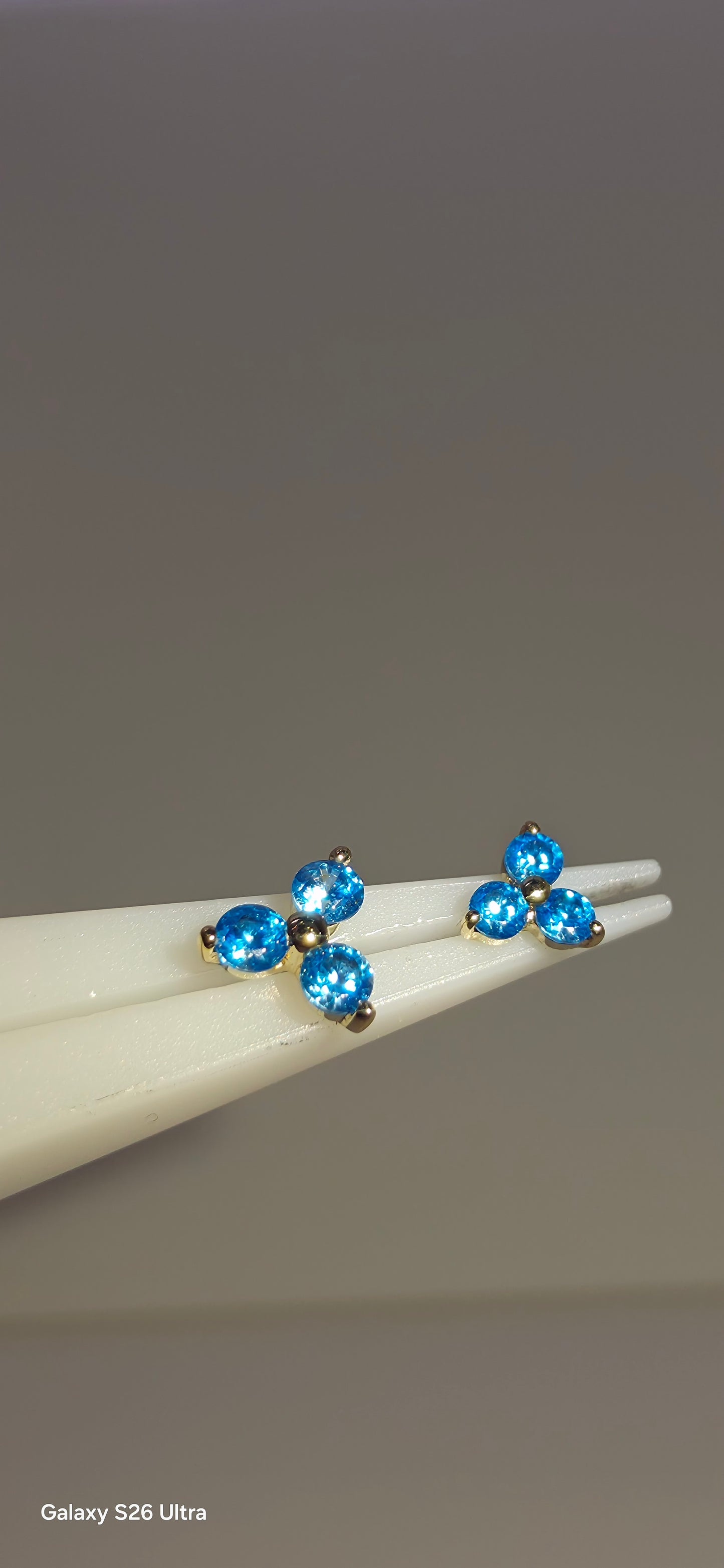 Trinity azul en oro de 14k 4.5mm