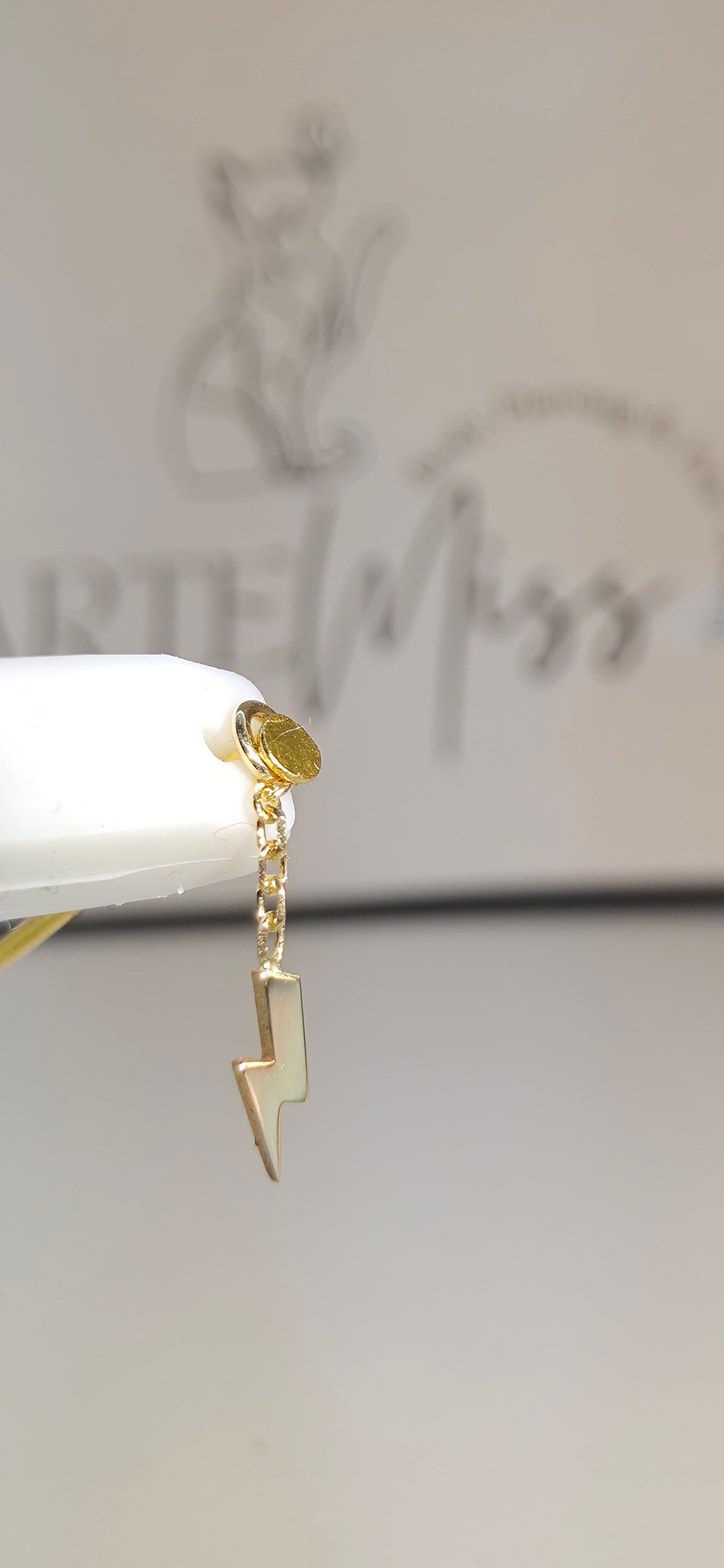 Charm colgante de rayo en oro de 14k