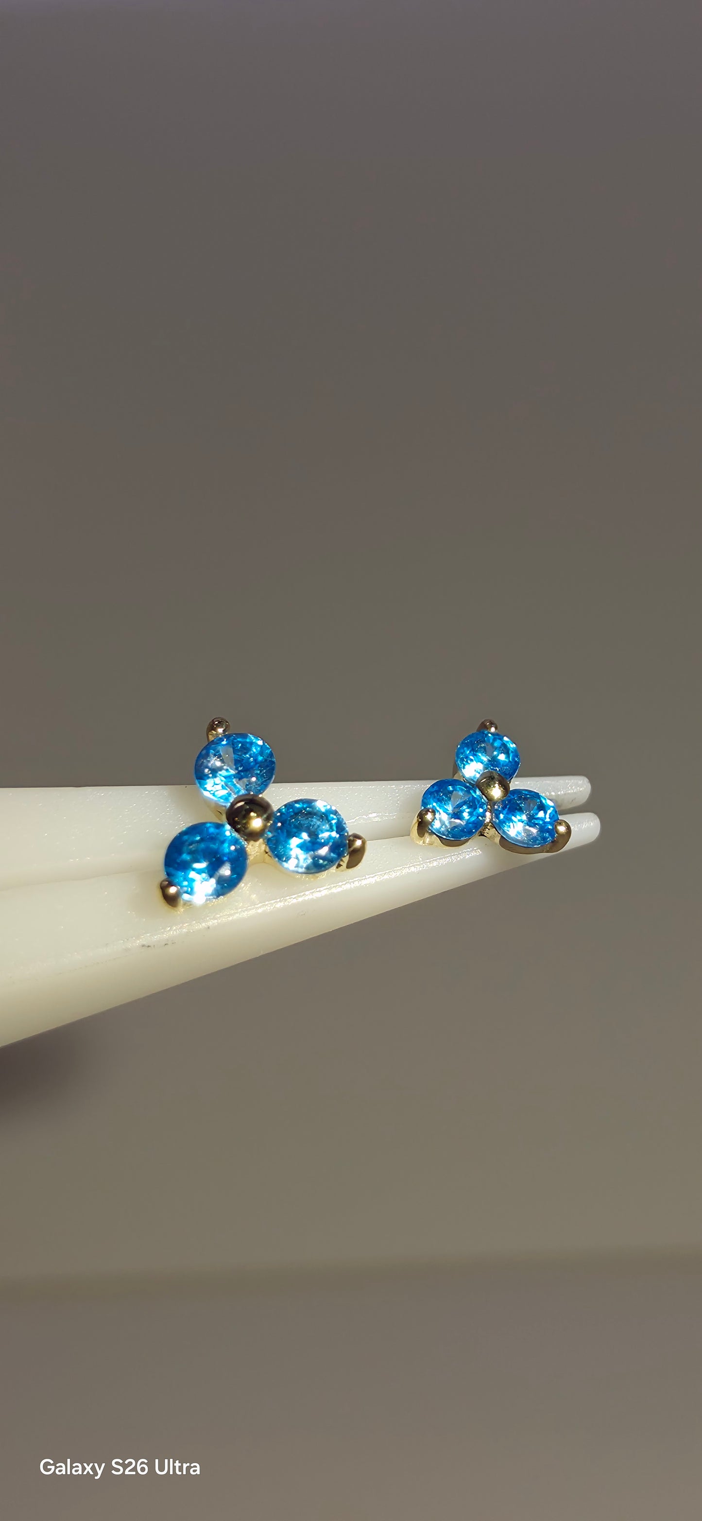 Trinity azul en oro de 14k 4.5mm