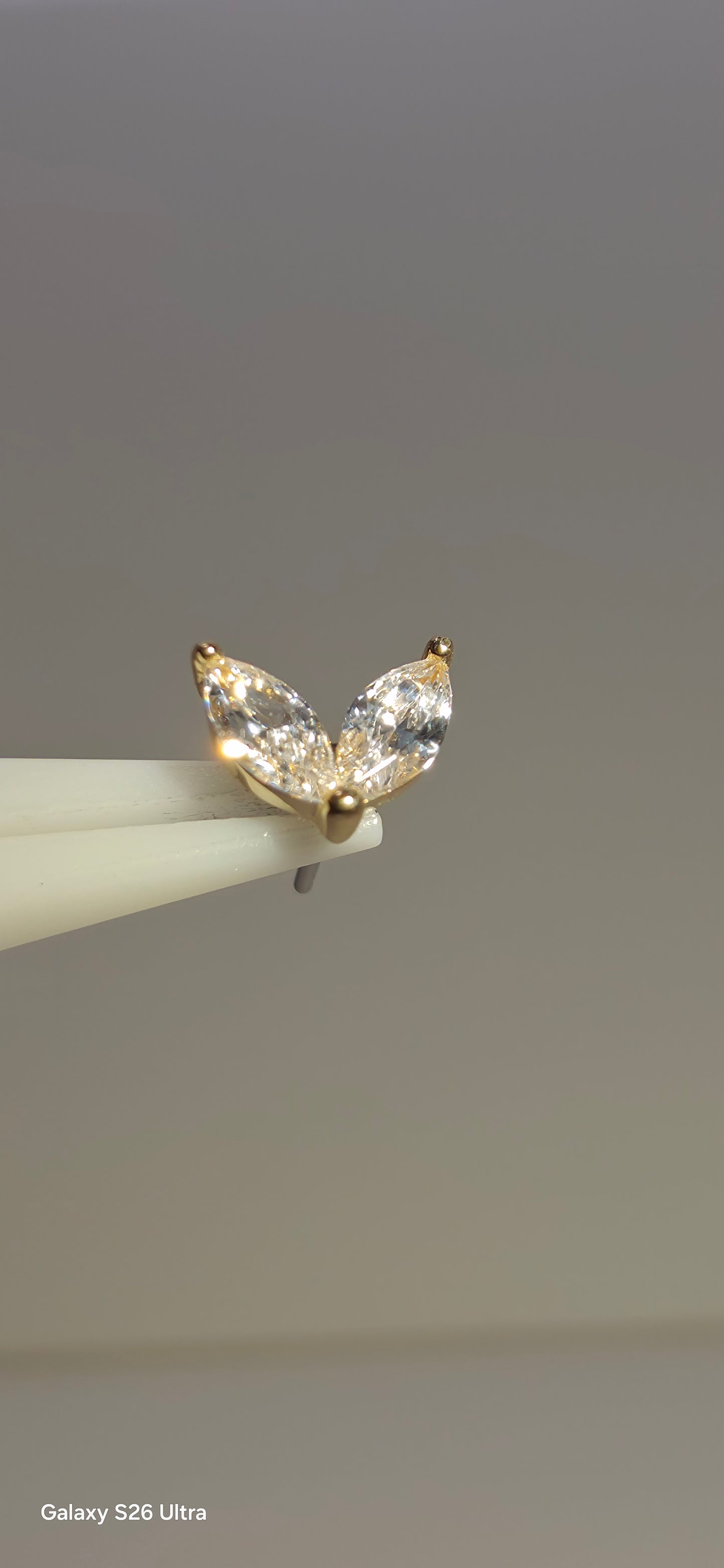 Doble petalo blanco en oro de 14k