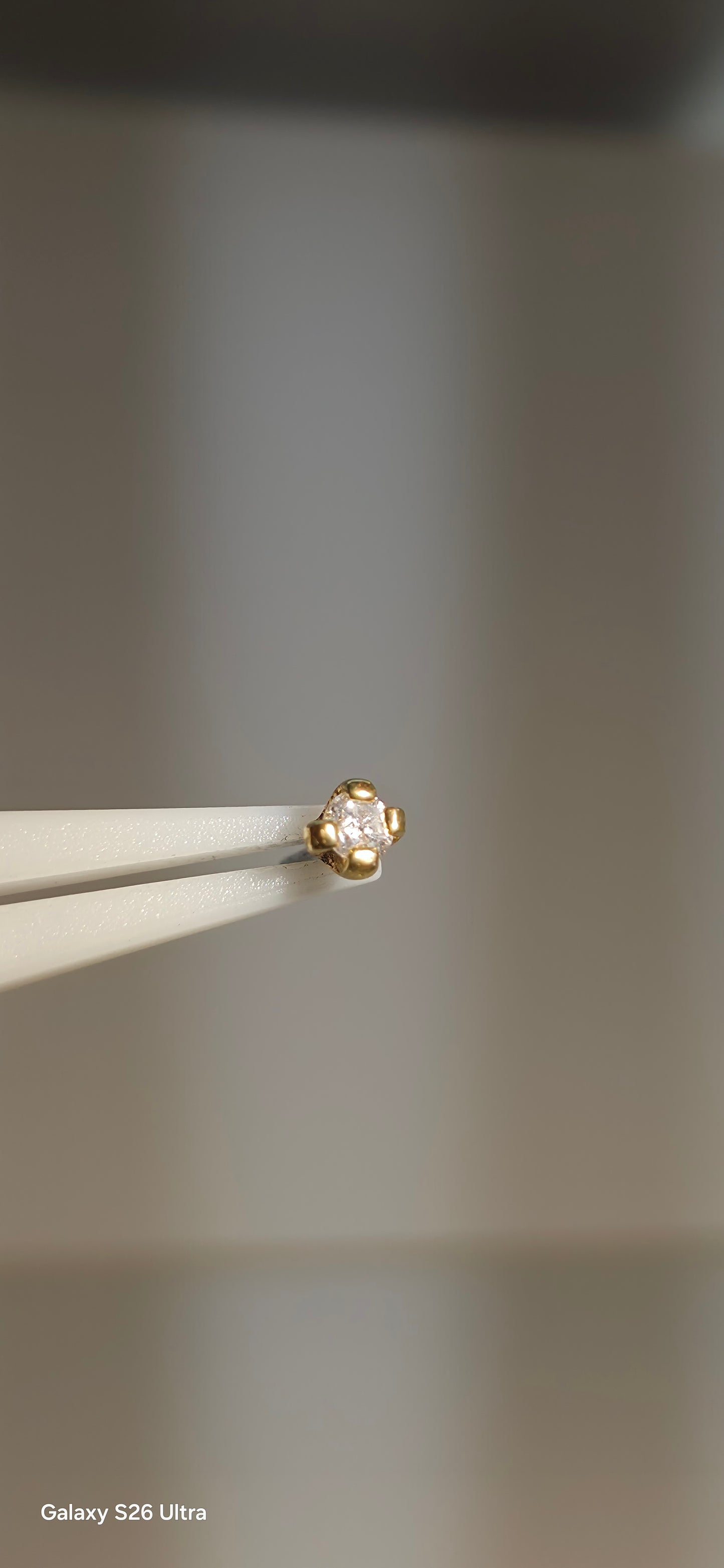 Diamante de 2mm en oro 18k