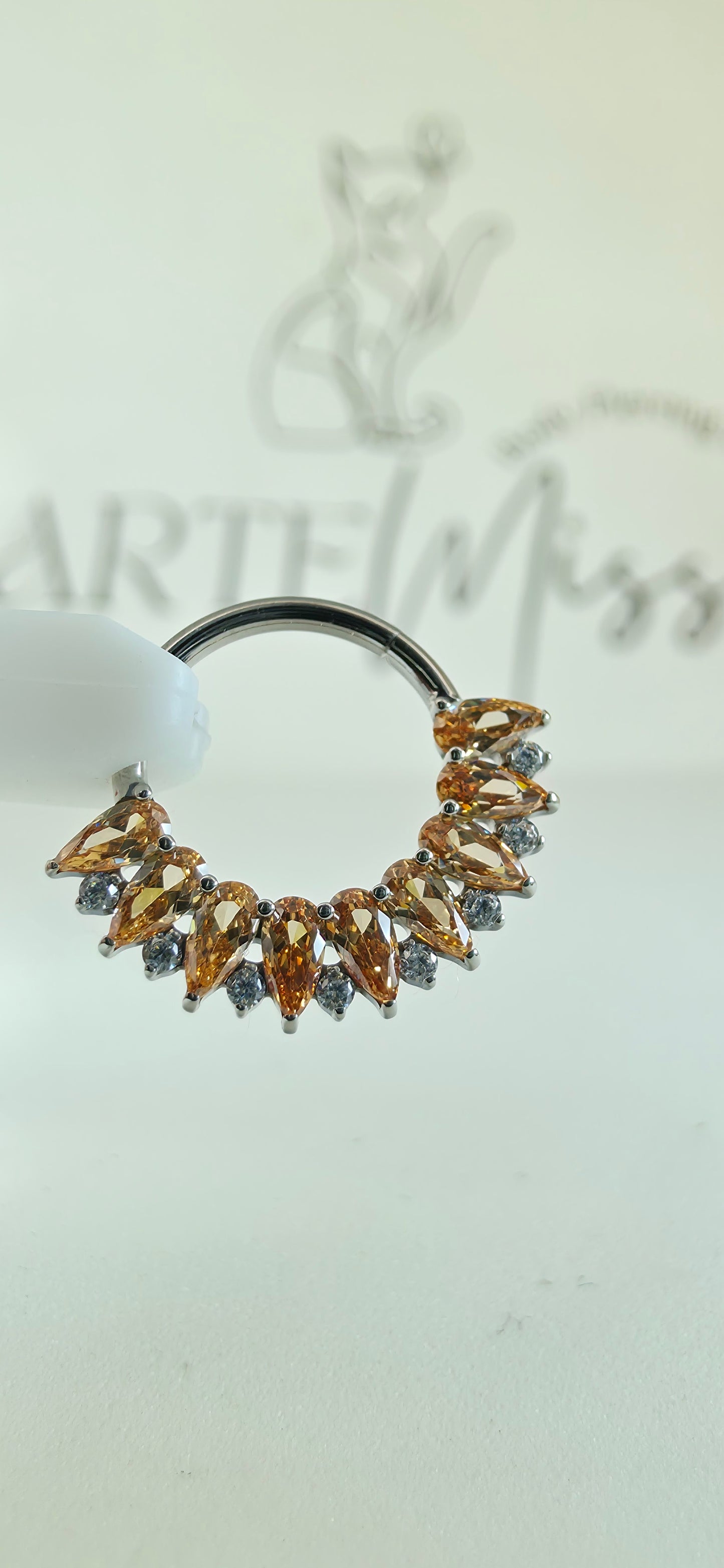 Clicker de Titanio con incrustaciones de zirconia champagne