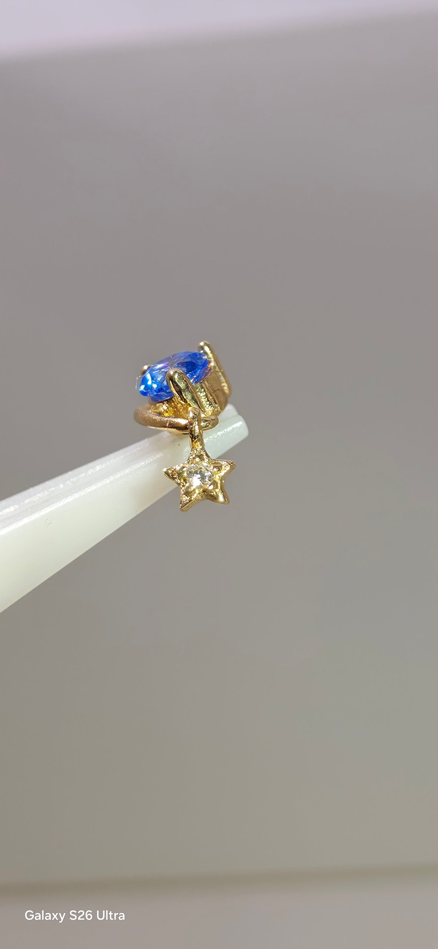 Planeta azul con colgante de estrella en oro de 14k
