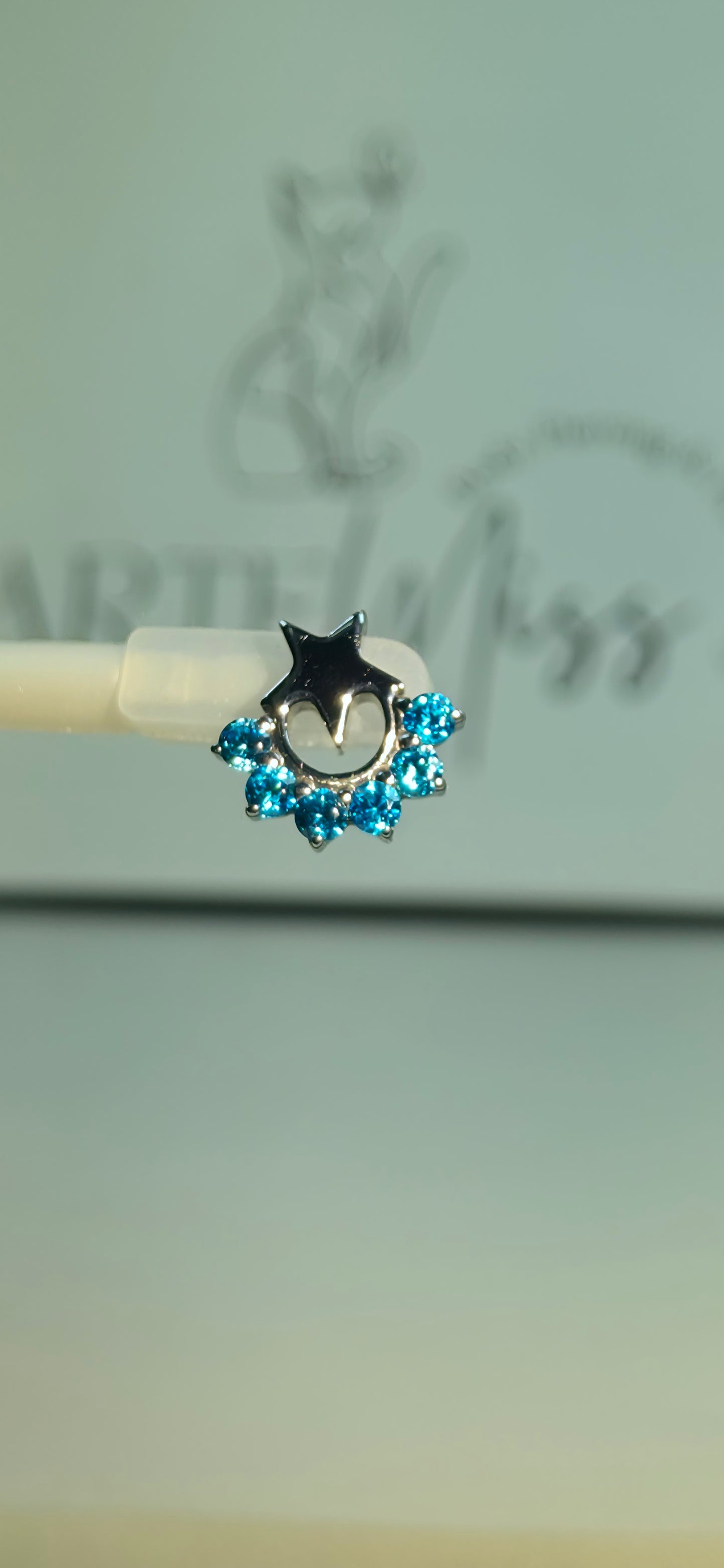 Top de Titanio con forma de estrella e incrustaciones de zirconia