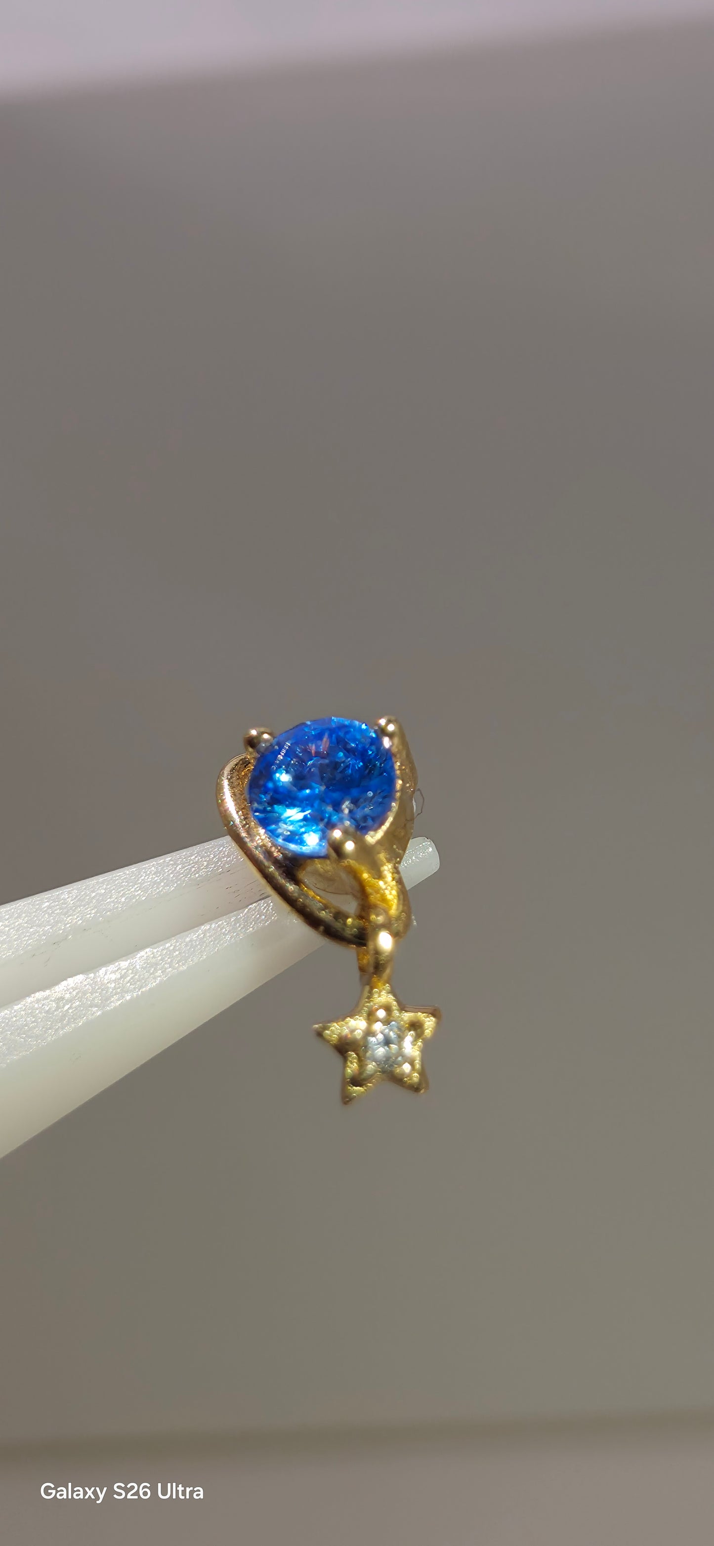 Planeta azul con colgante de estrella en oro de 14k