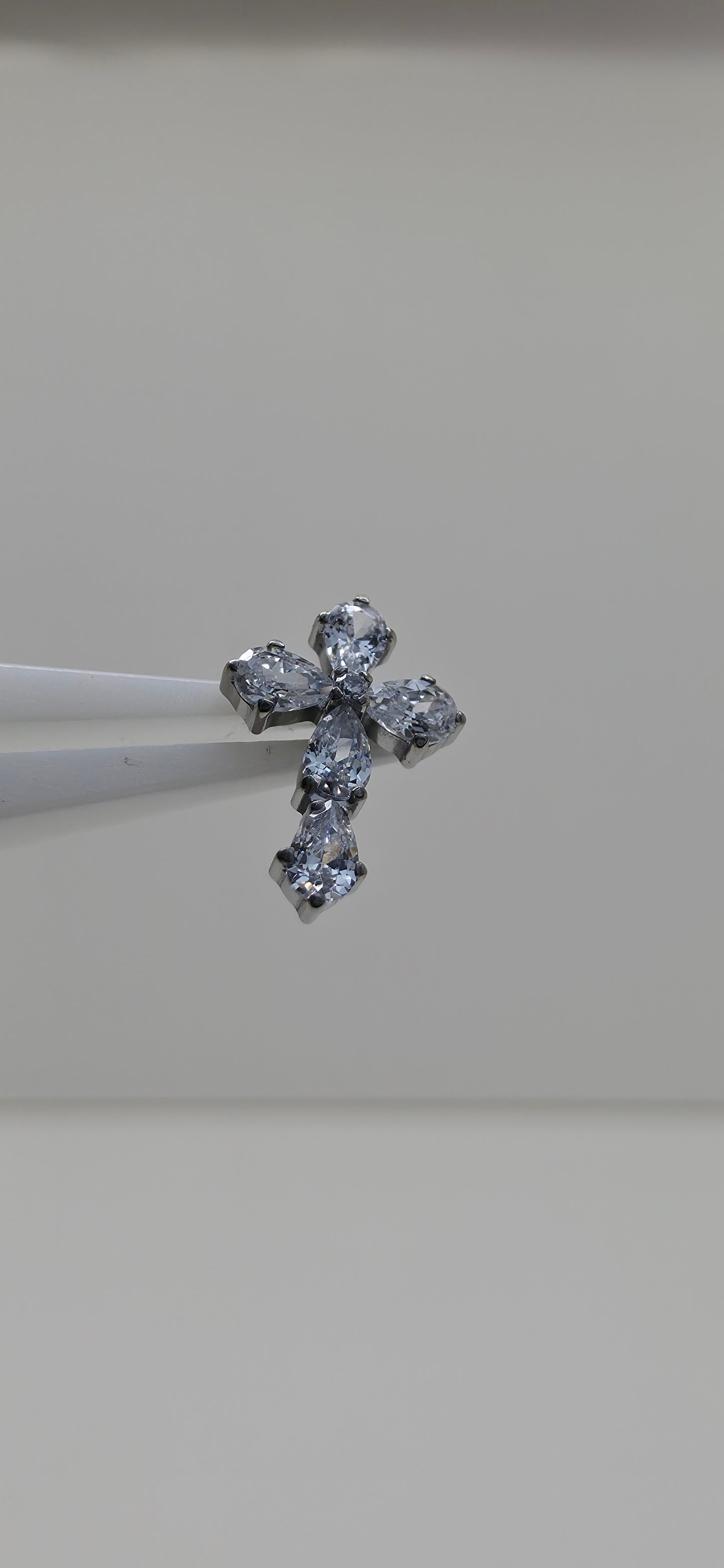 Piercing Titanio Cruz con incrustaciones de Zirconia
