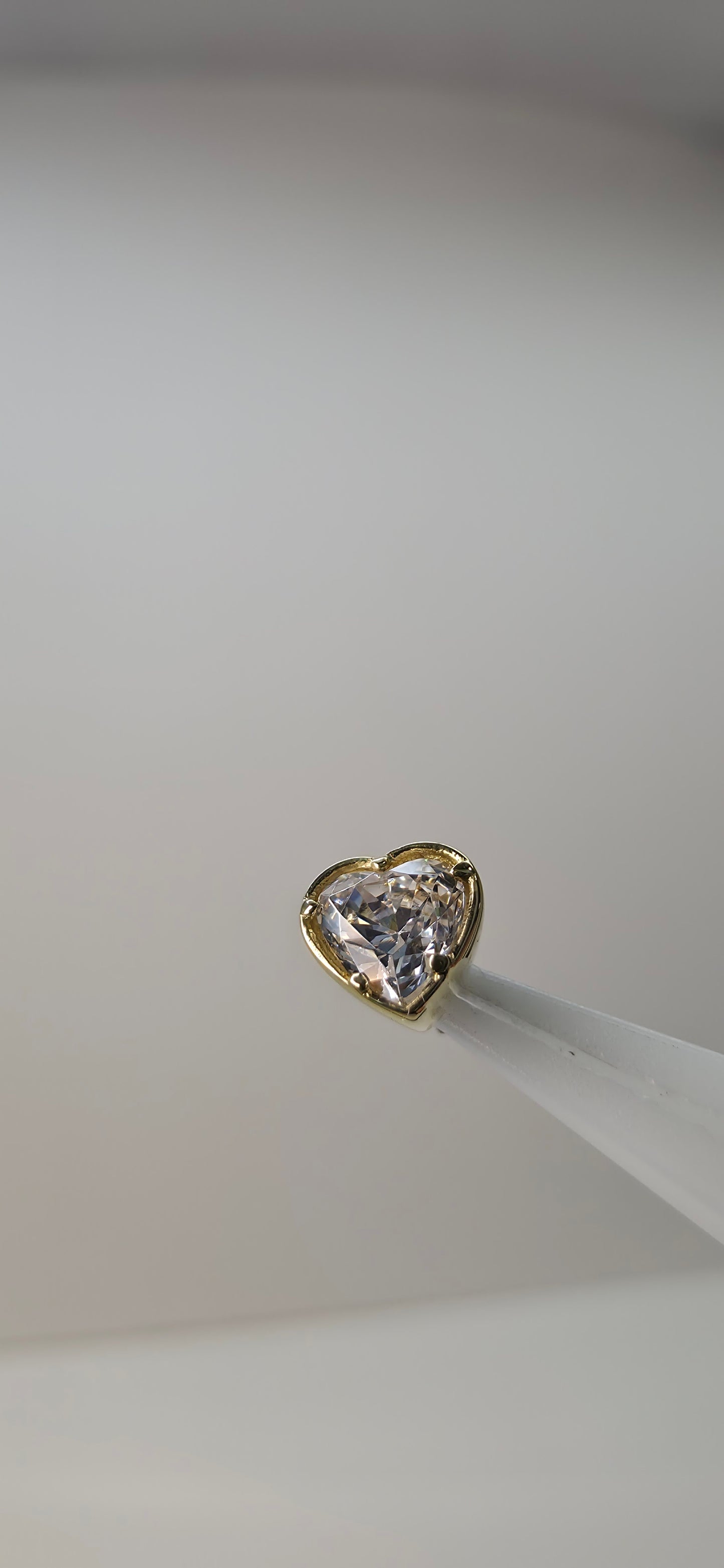 Corazón en oro de 18k con cristal Swarovski