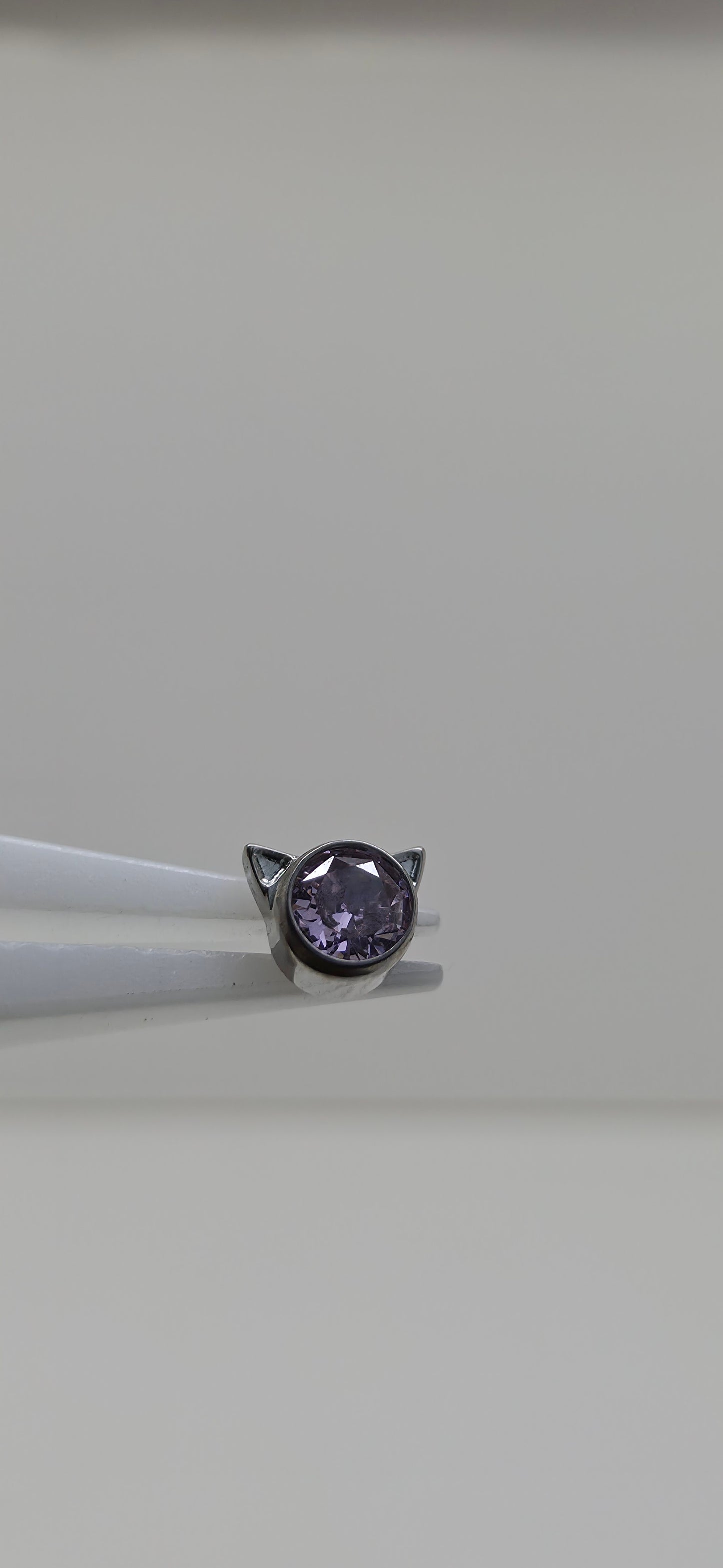 Piercing Labret Titanio brillo en forma de gatito