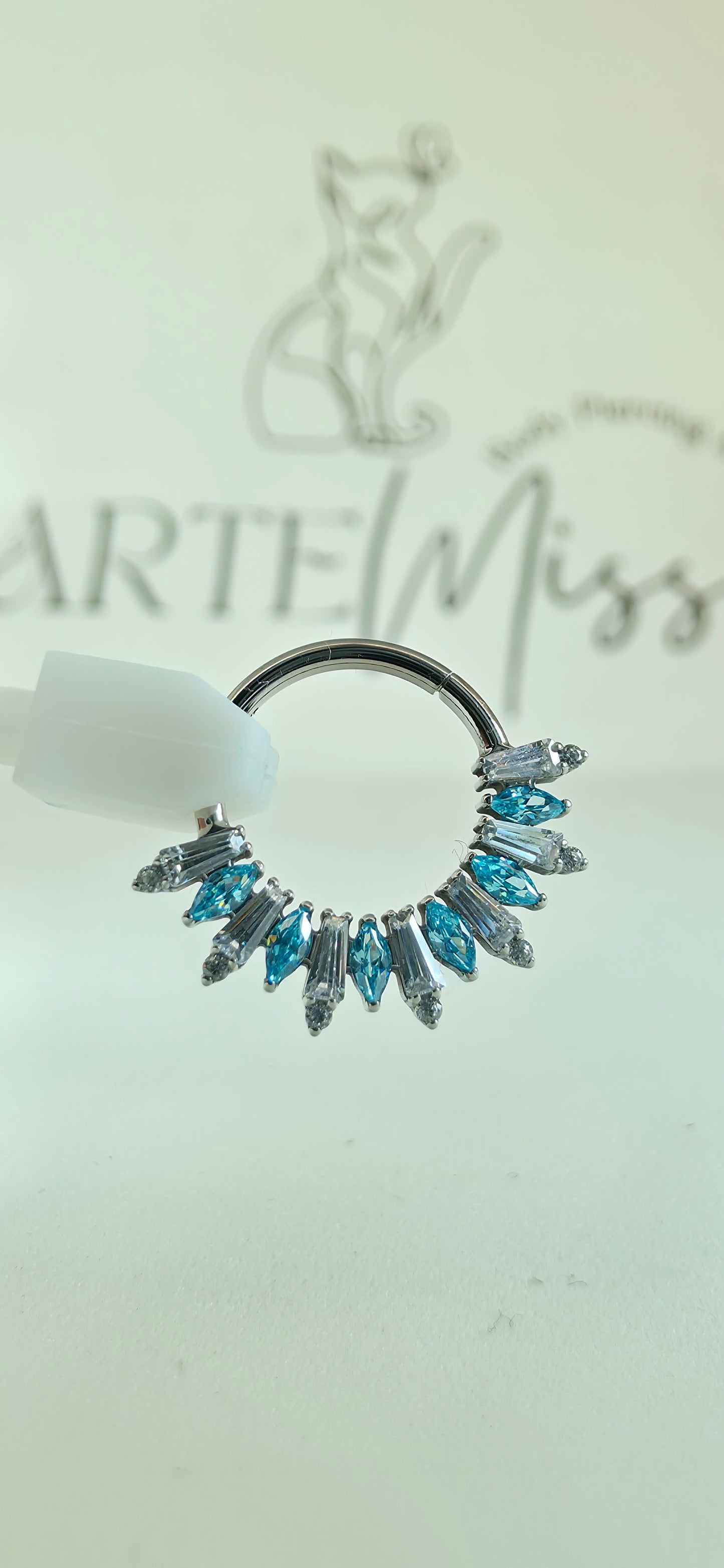 Clicker de Titanio con incrustaciones de zirconia azul y blanco