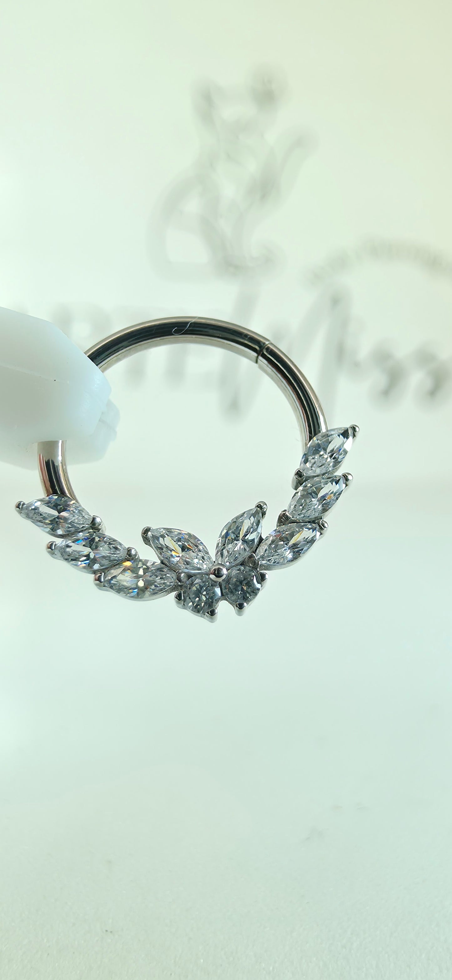 Clicker de Titanio con figura de mariposa e incrustaciones de zirconia