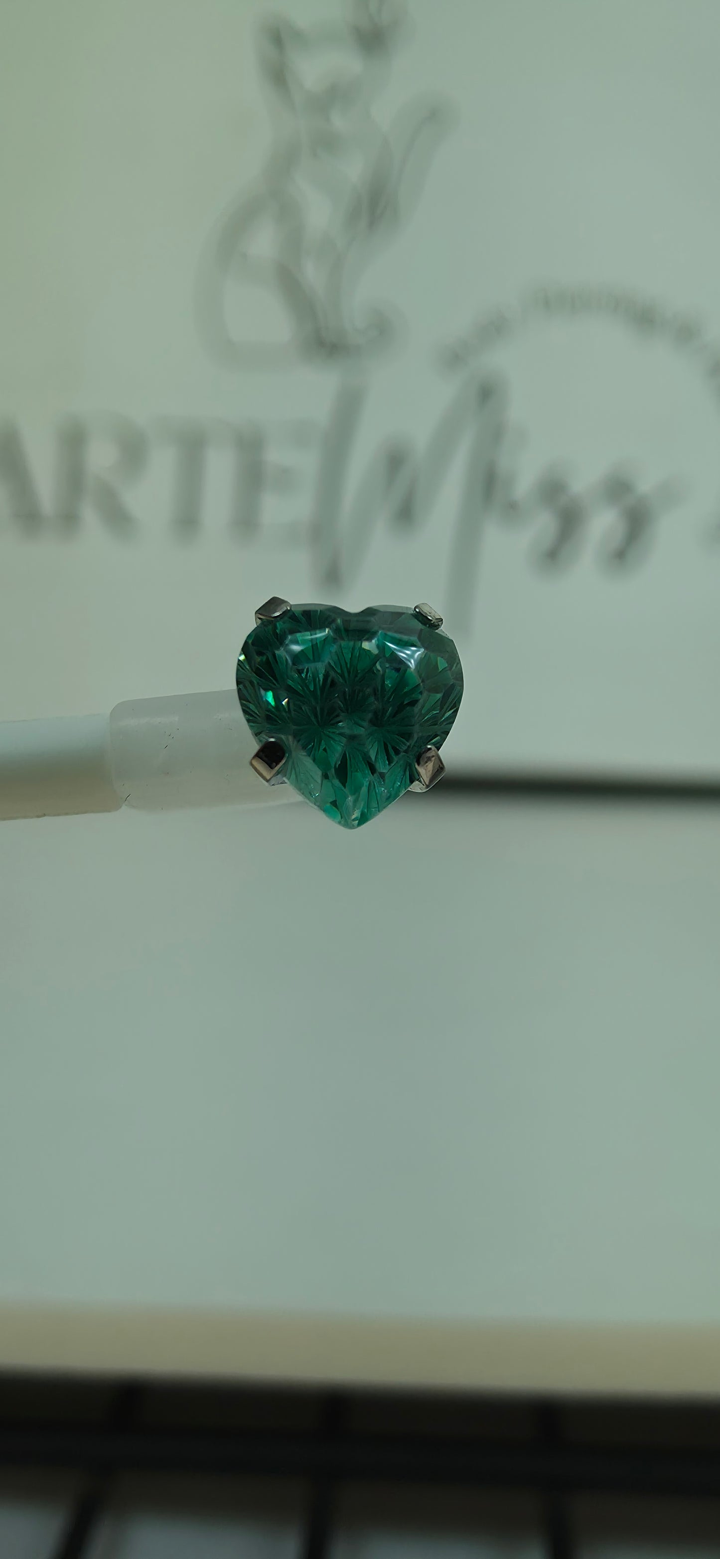 Top de Titanio con zirconia en forma de corazon