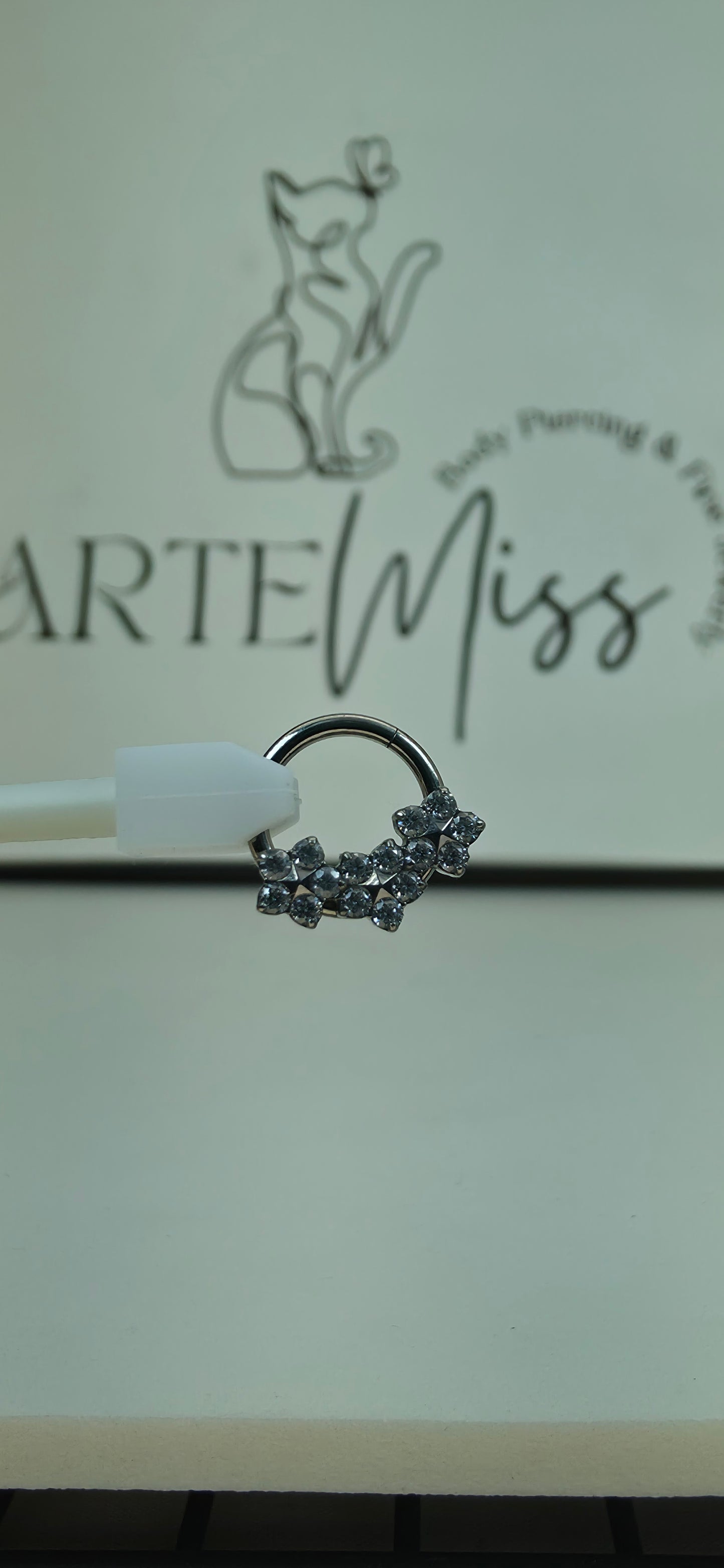 Clicker de Titanio triple flor con incrustaciones de zirconia