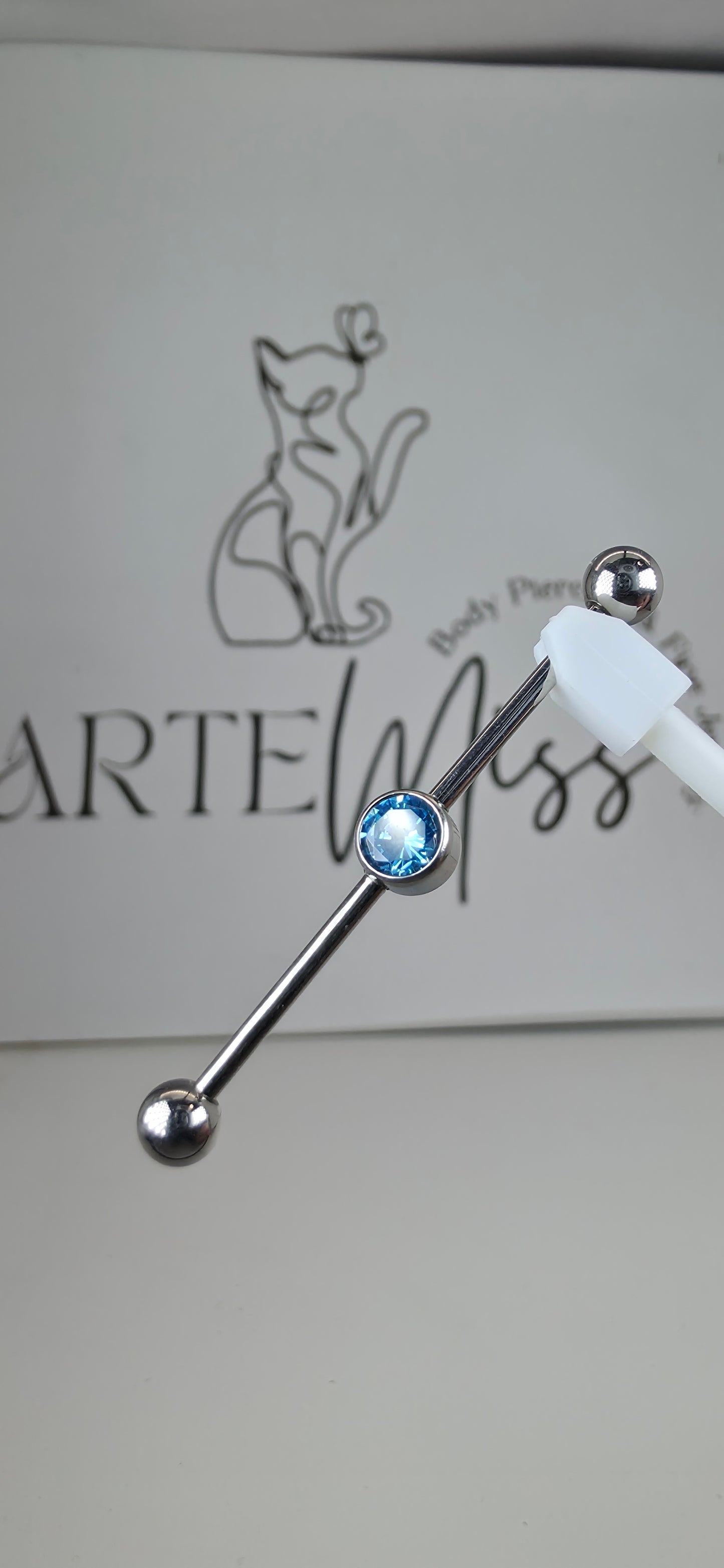 Industrial piercing, transversal 14g en Titanio.