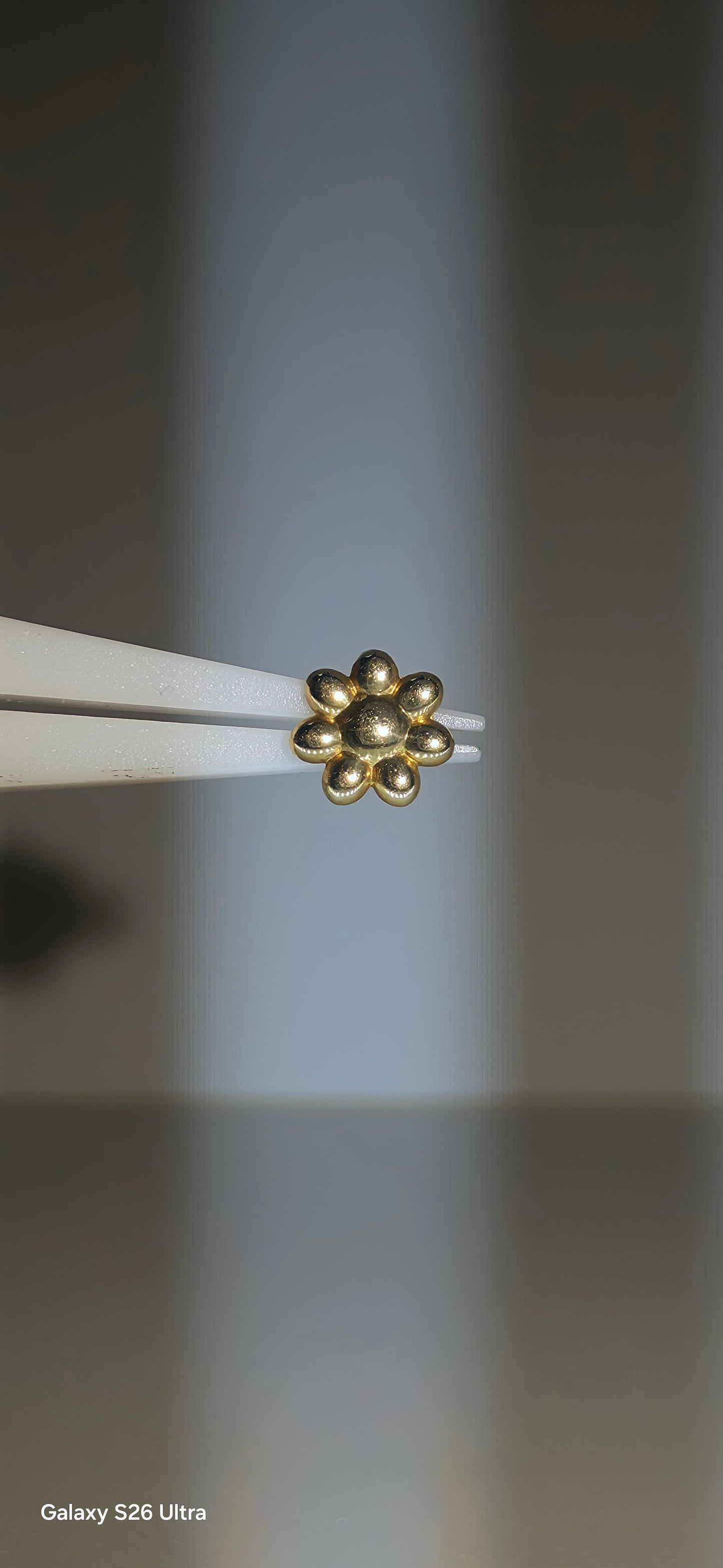 Flor en oro solido de 18k