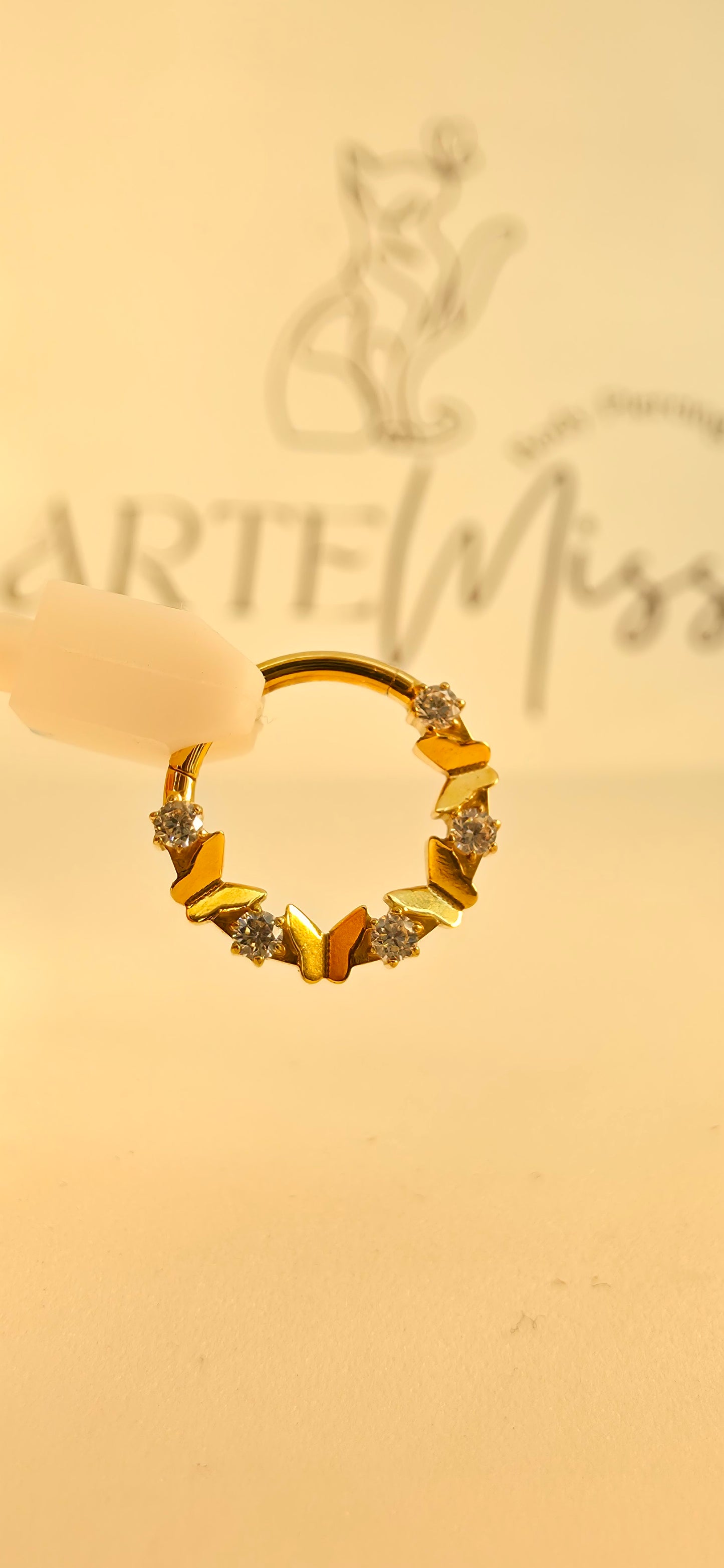 Clicker de Titanio con figuras de mariposas e incrustaciones de zirconia