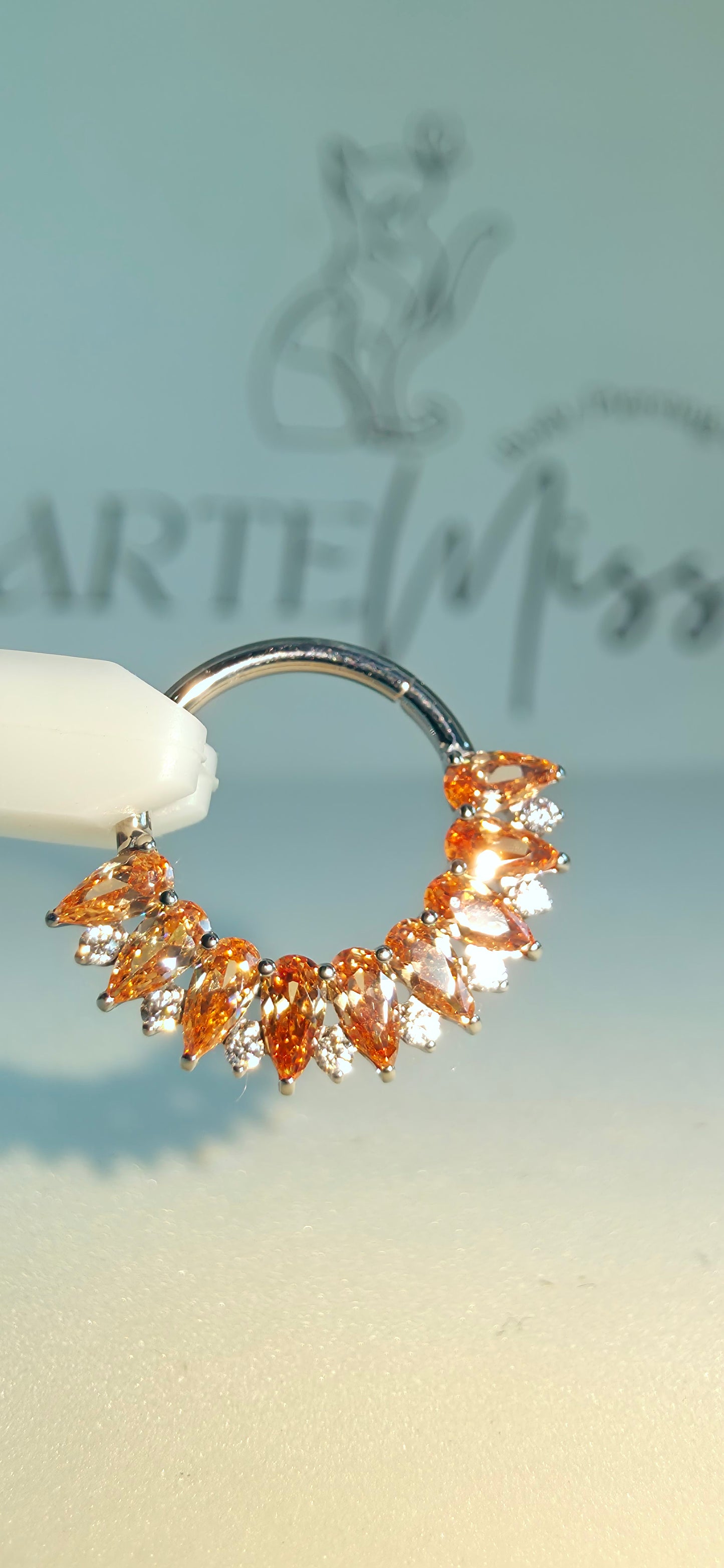 Clicker de Titanio con incrustaciones de zirconia champagne