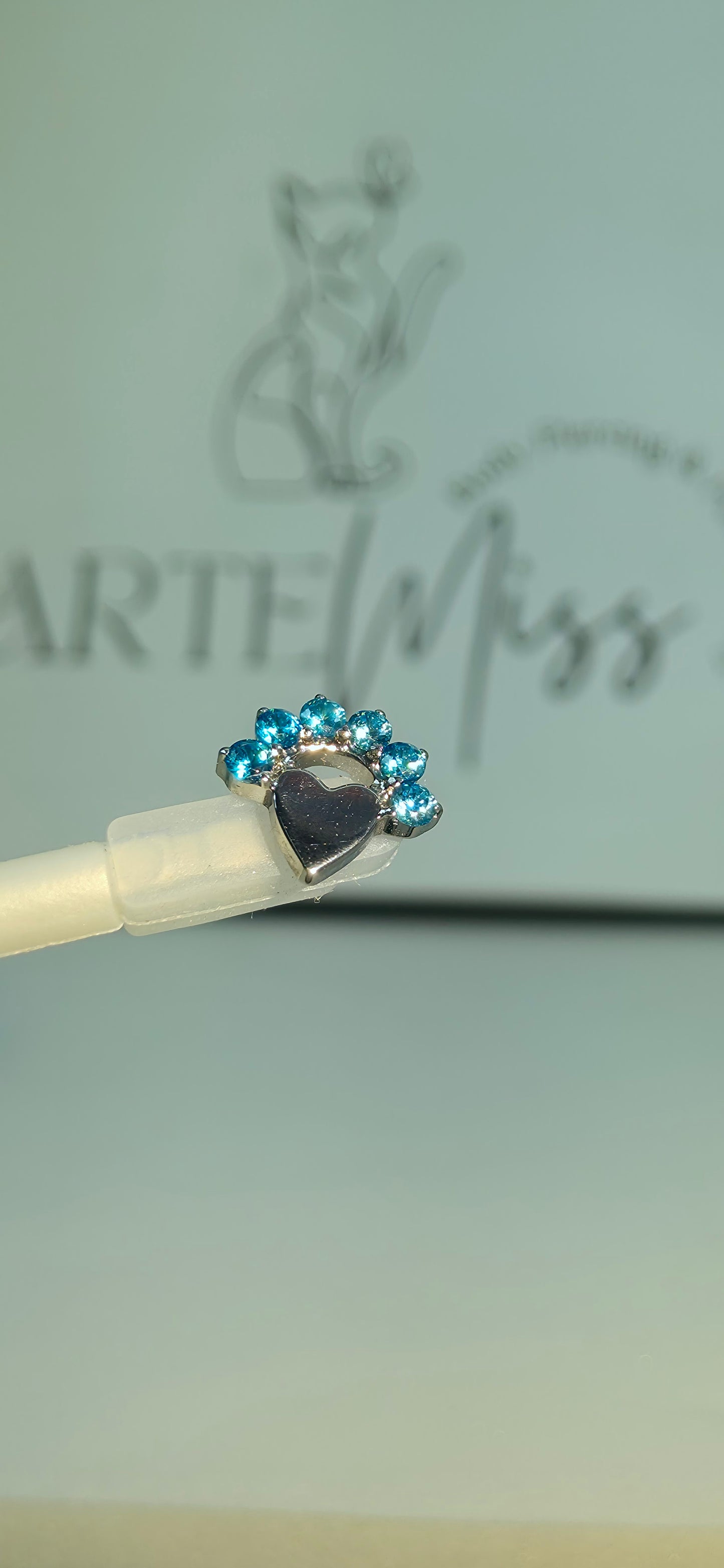 Top de Titanio en forma de corazon con incrustaciones de zirconia