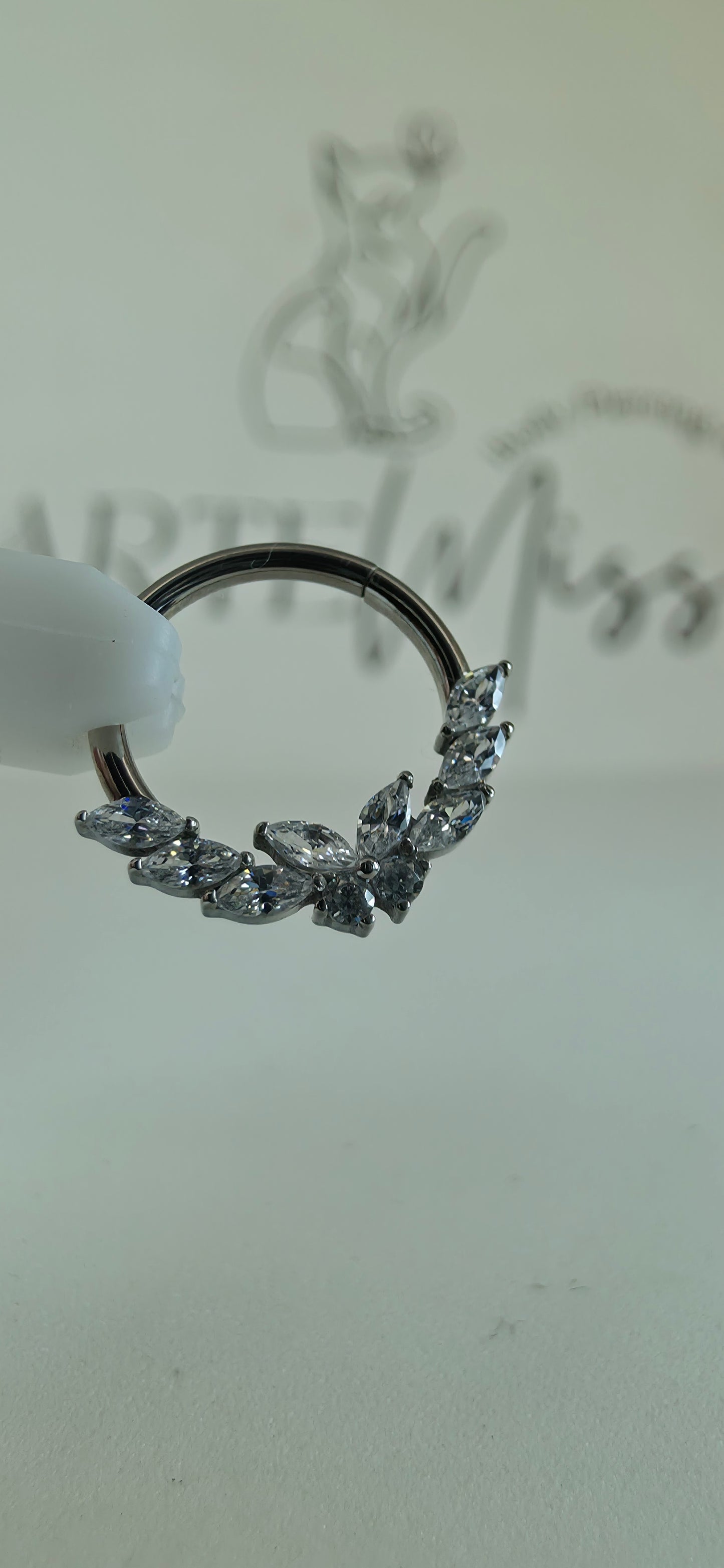 Clicker de Titanio con figura de mariposa e incrustaciones de zirconia
