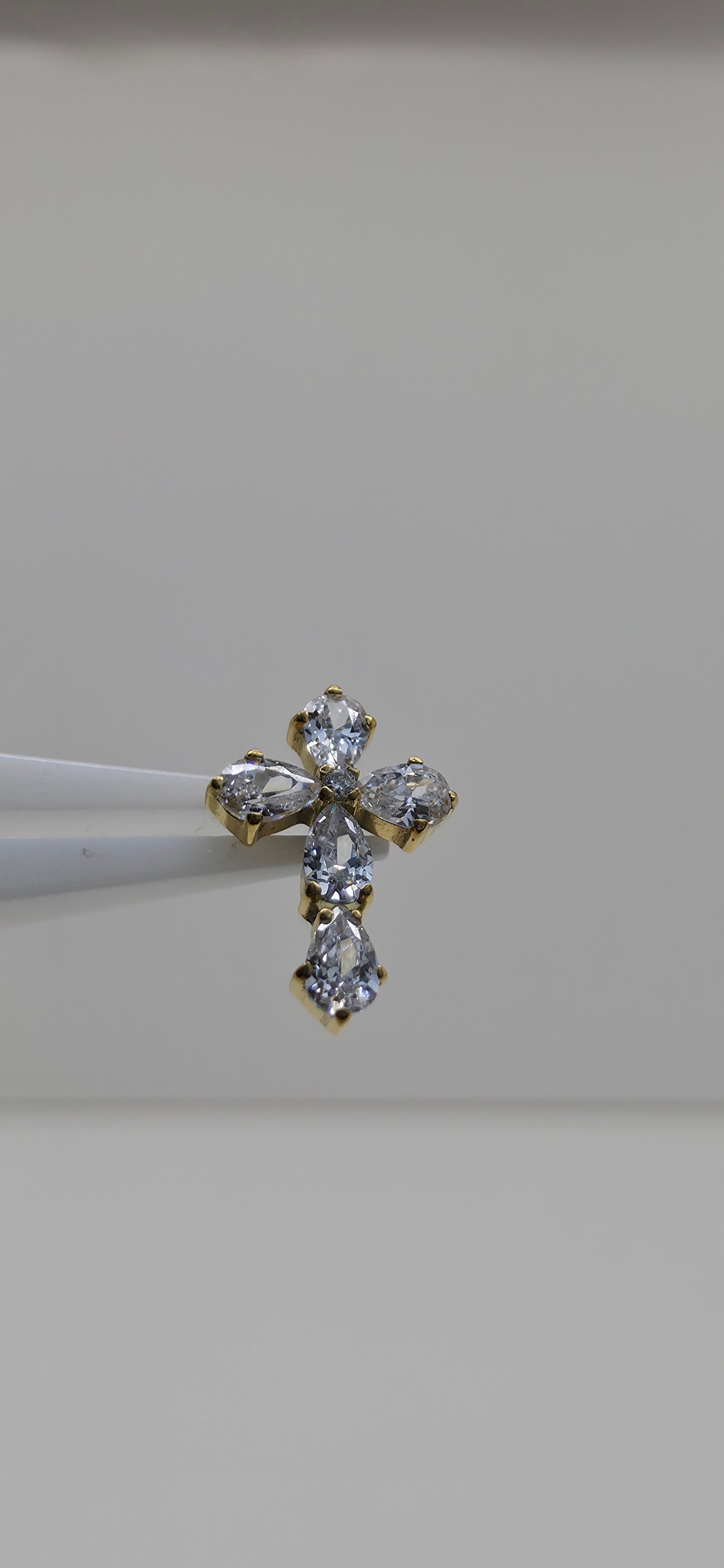 Piercing Titanio Cruz con incrustaciones de Zirconia