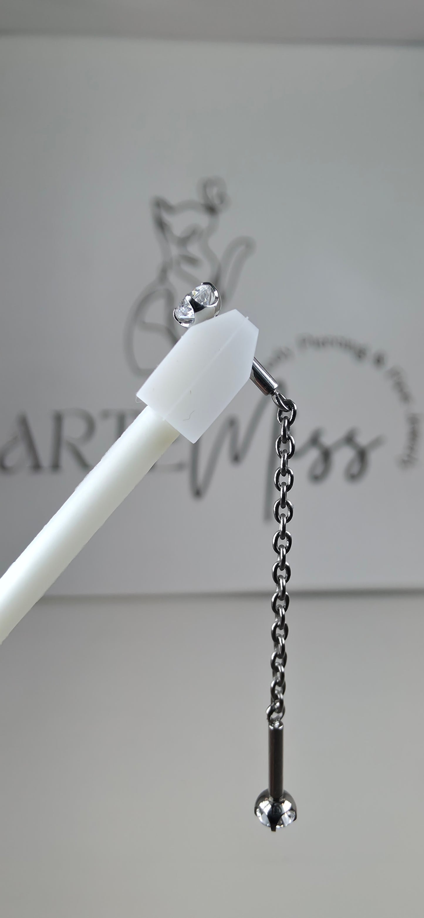 Pieza Industrial con cadena y zirconias en Titanio
