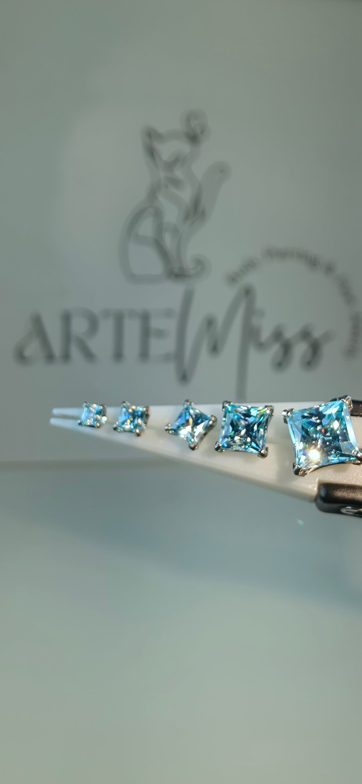 Swarovski cúbicos  de la marca NeoMetal