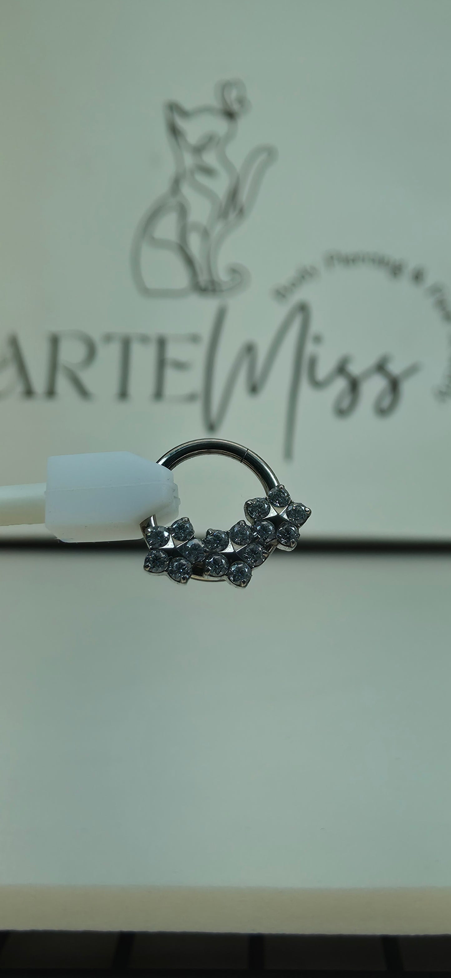 Clicker de Titanio triple flor con incrustaciones de zirconia