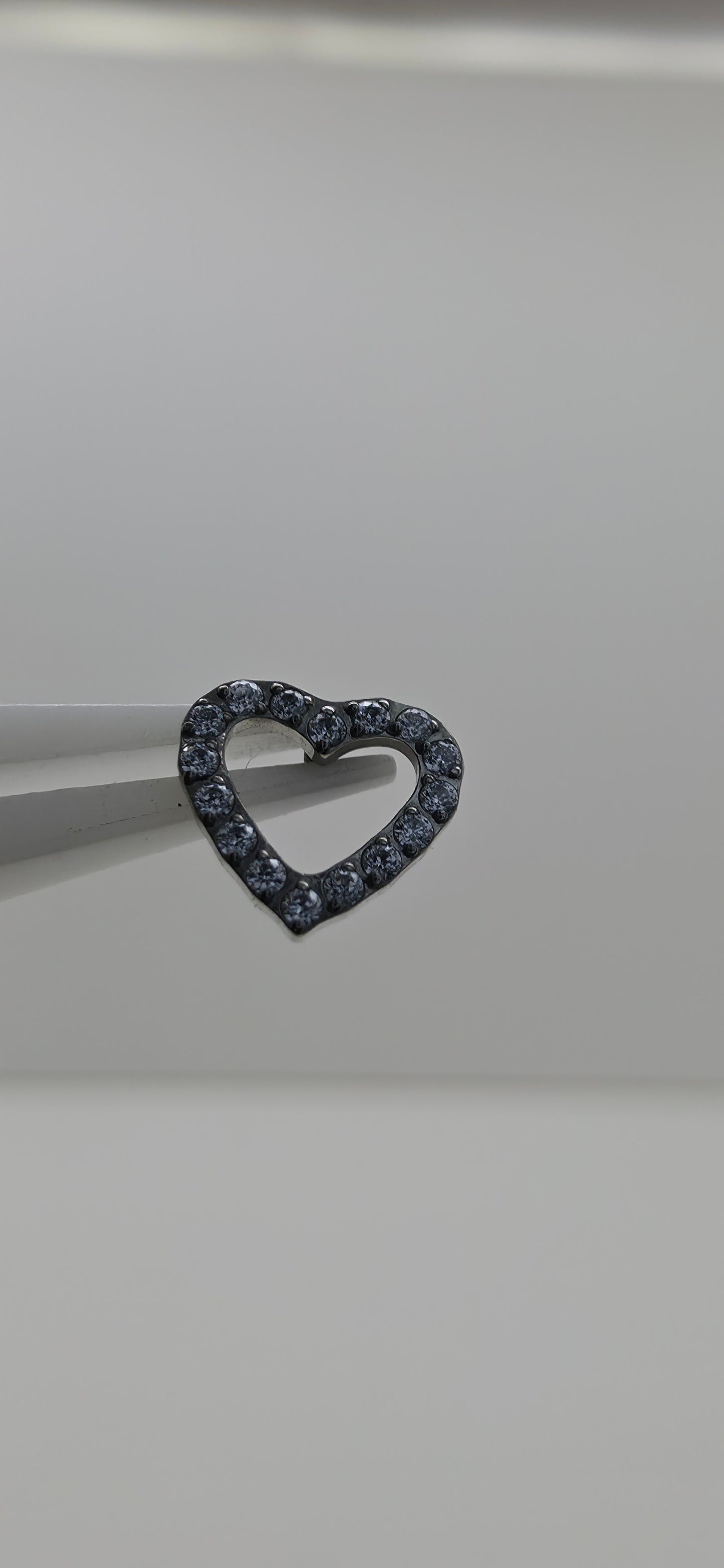 Piercing Labret Titanio figura corazón con incrustaciones