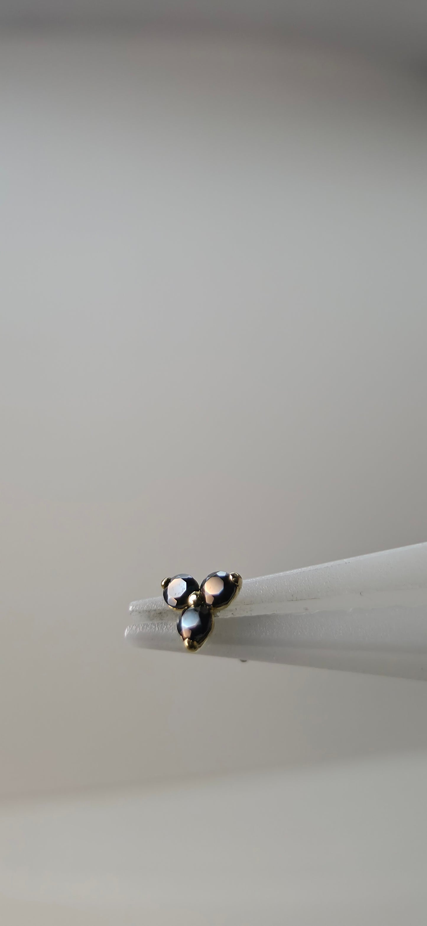 Trinity en oro 18k  con cristales Swarovski en color negro